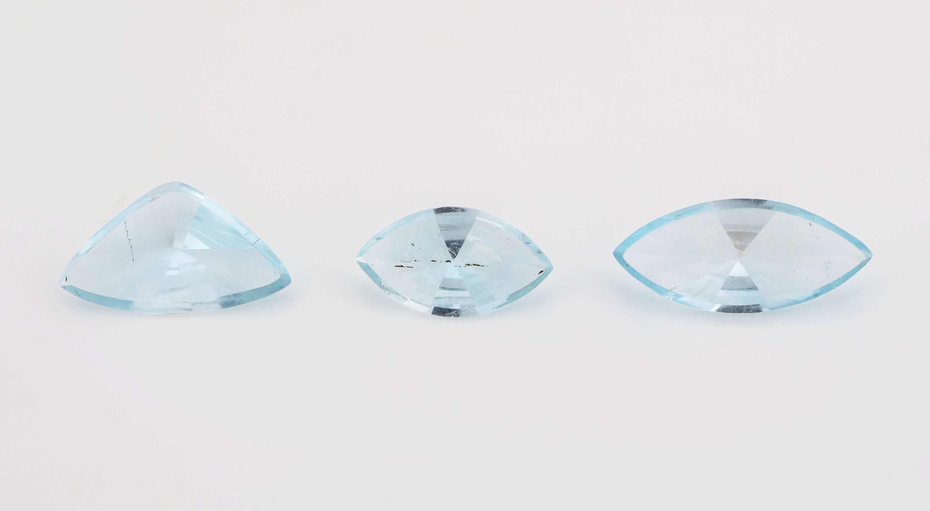 Lot 3 lose Aquamarine zus. ca. 11.71 ct, Bufftop Schliff, 2 x Navette, 1 x Triangel