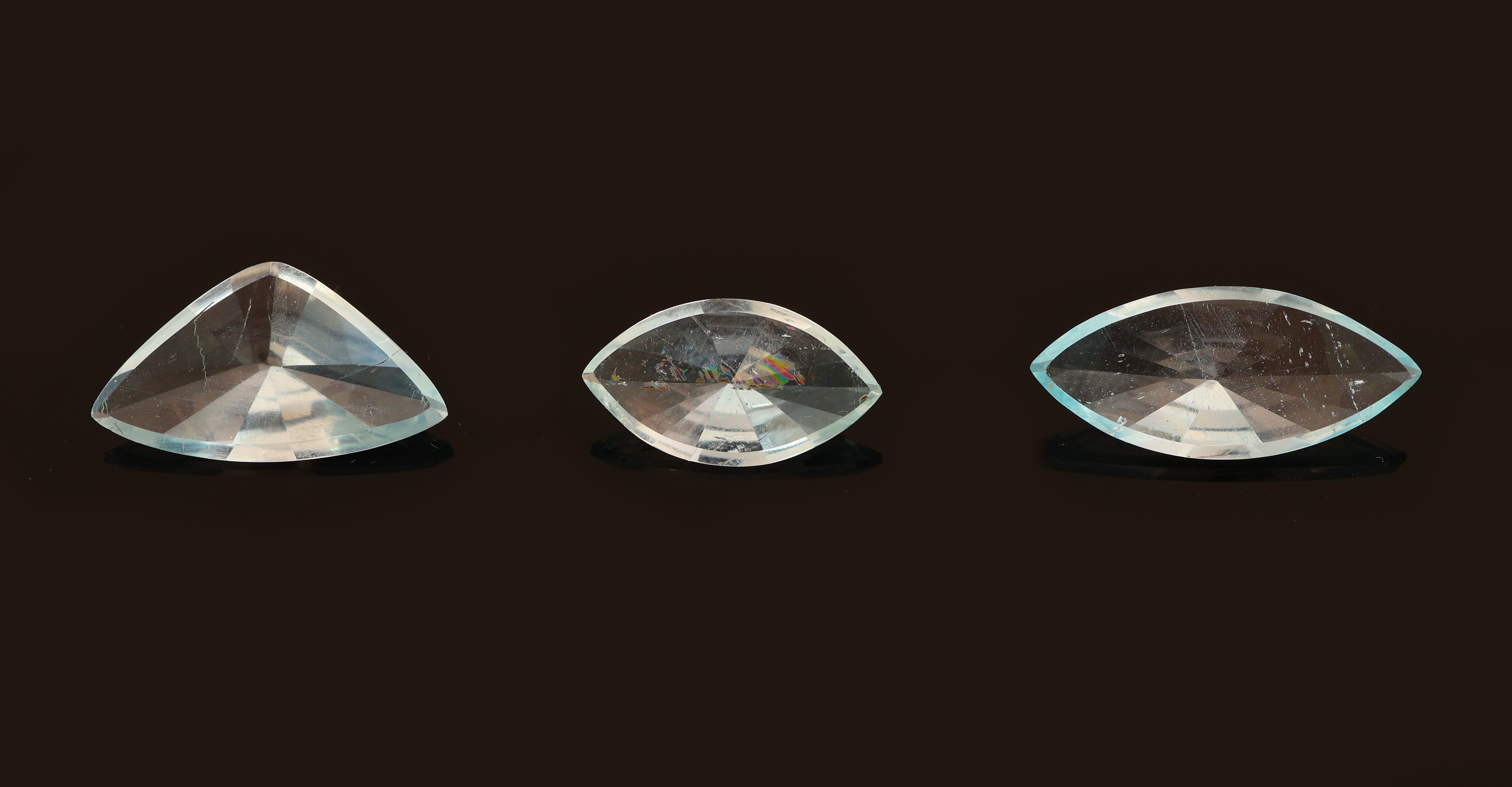 Detail b: Lot 3 lose Aquamarine zus. ca. 11.71 ct, Bufftop Schliff, 2 x Navette, 1 x Triangel