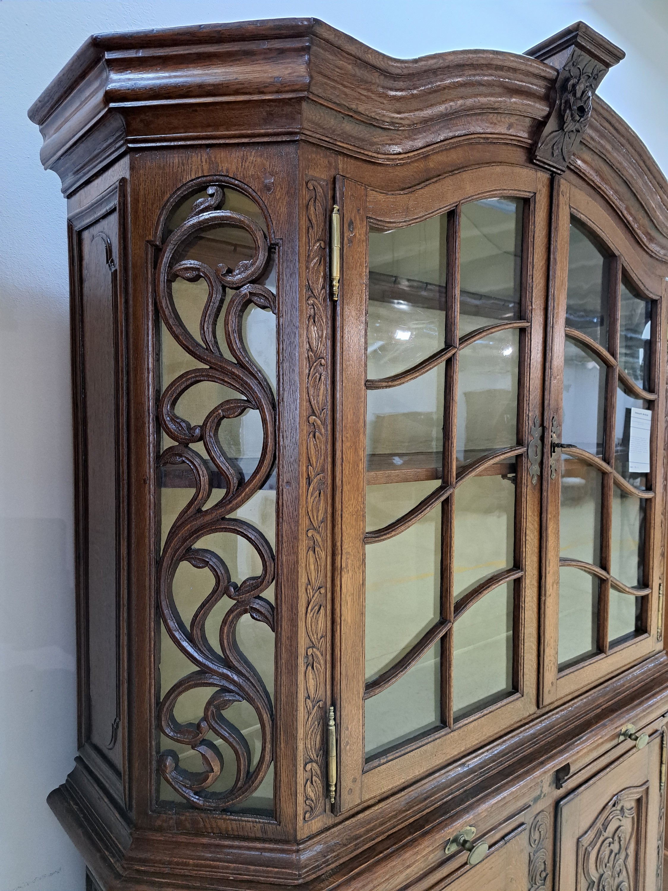 Detail b: Aufsatzvitrine, Bergisches Land, um 1740/50, Eiche massiv, abgeschrägte Kanten in Durchbrucharbeit, gesägt und geschnitzt, zweitürger, ...