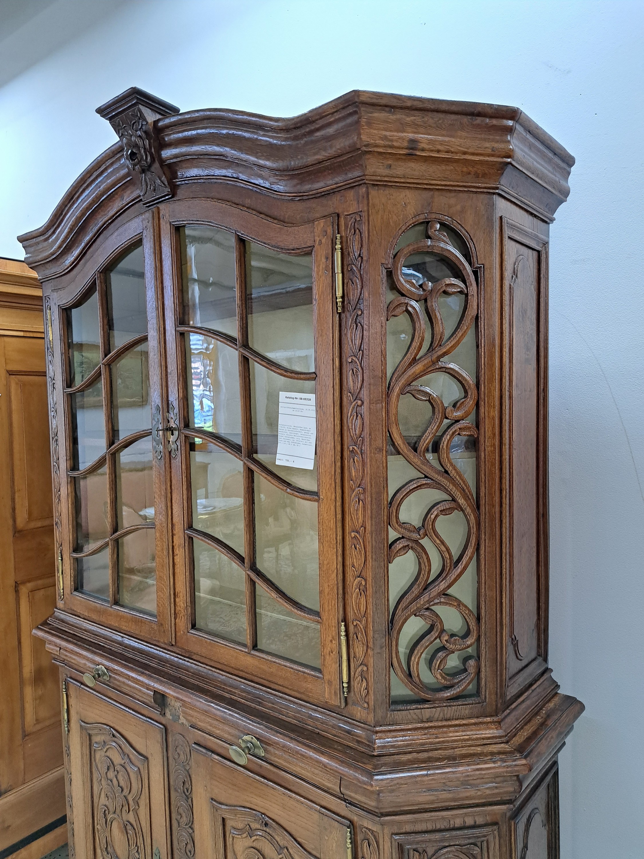 Detail d: Aufsatzvitrine, Bergisches Land, um 1740/50, Eiche massiv, abgeschrägte Kanten in Durchbrucharbeit, gesägt und geschnitzt, zweitürger, ...