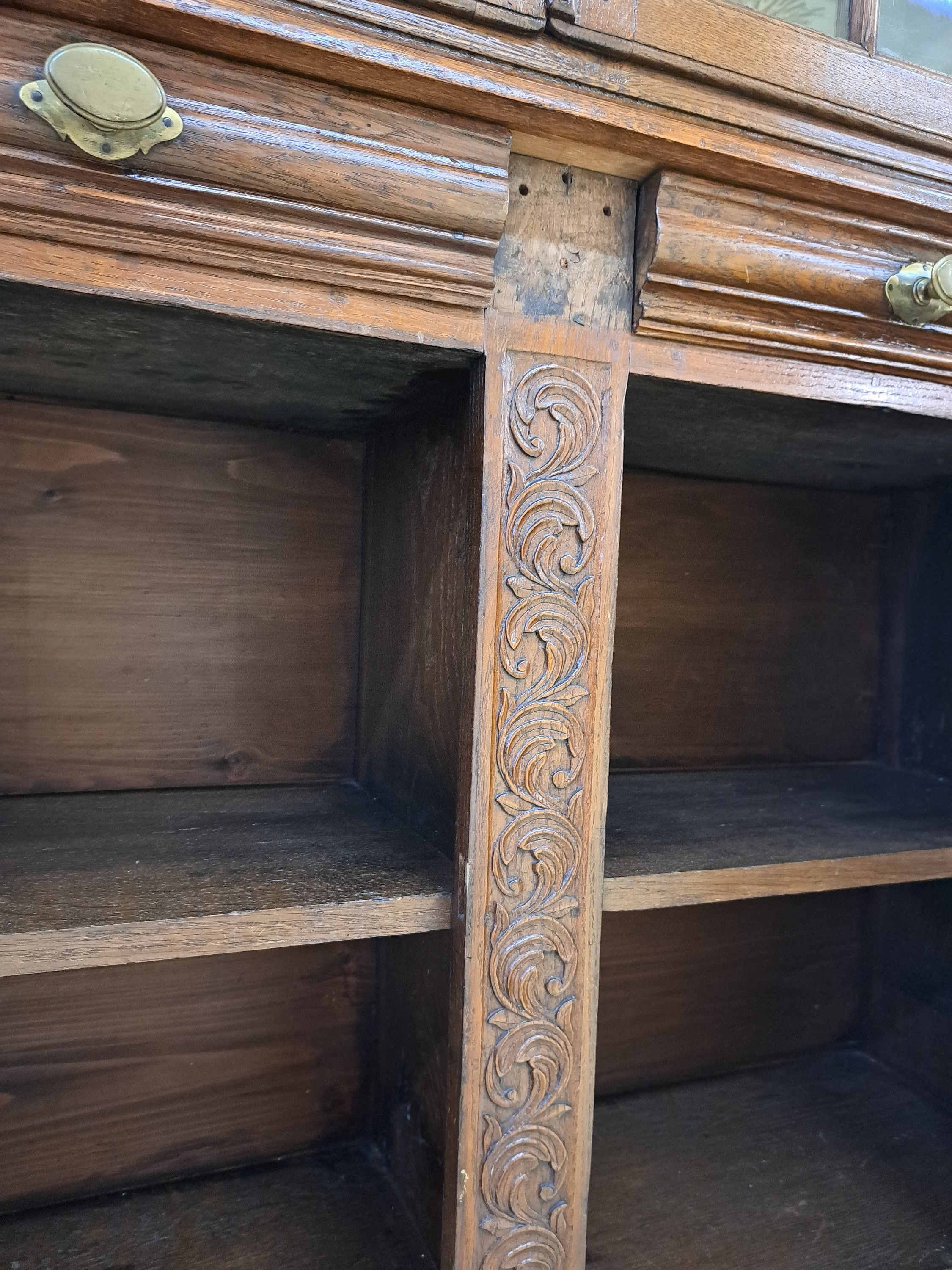 Detail i: Aufsatzvitrine, Bergisches Land, um 1740/50, Eiche massiv, abgeschrägte Kanten in Durchbrucharbeit, gesägt und geschnitzt, zweitürger, ...