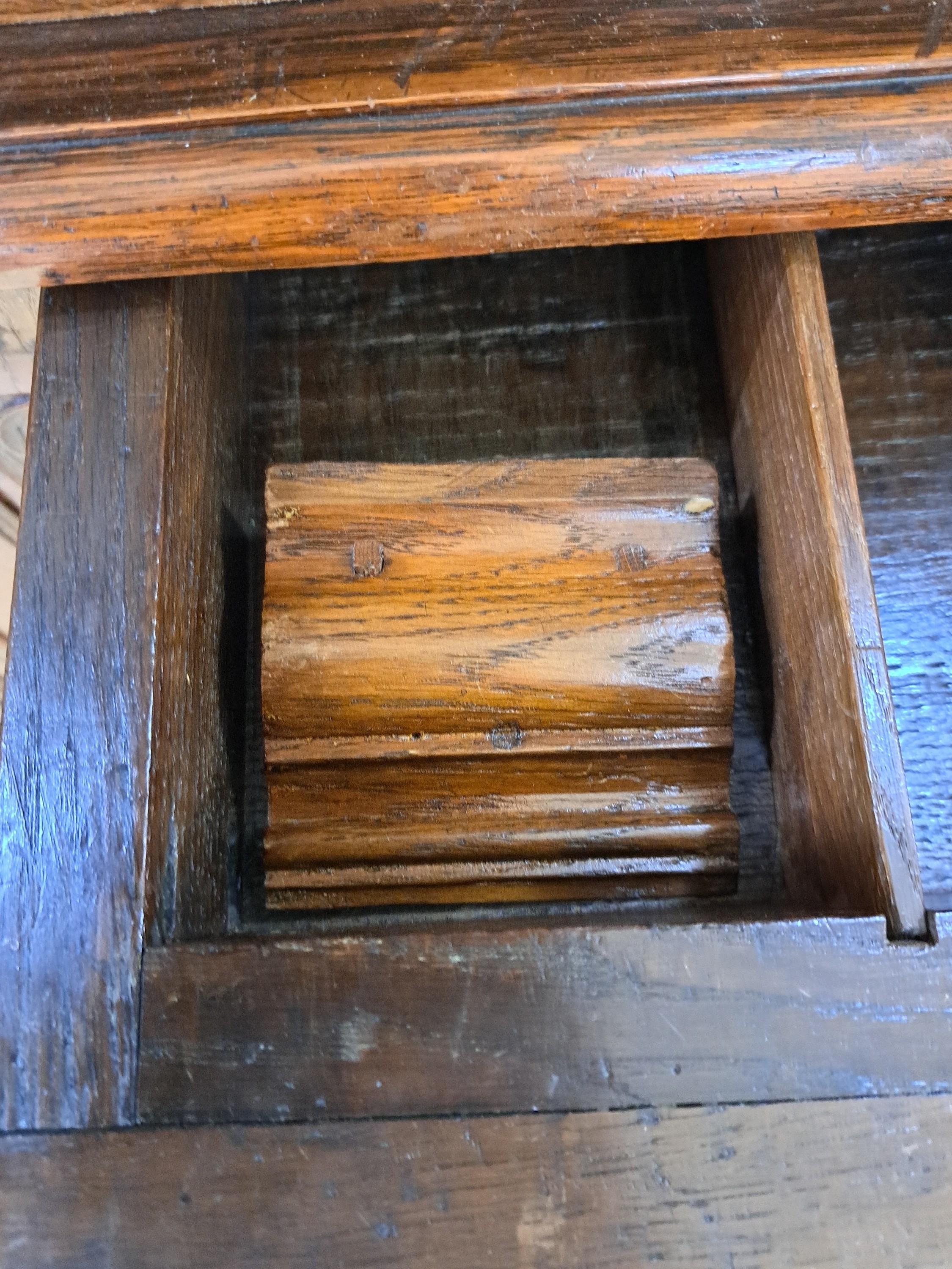 Detail j: Aufsatzvitrine, Bergisches Land, um 1740/50, Eiche massiv, abgeschrägte Kanten in Durchbrucharbeit, gesägt und geschnitzt, zweitürger, ...