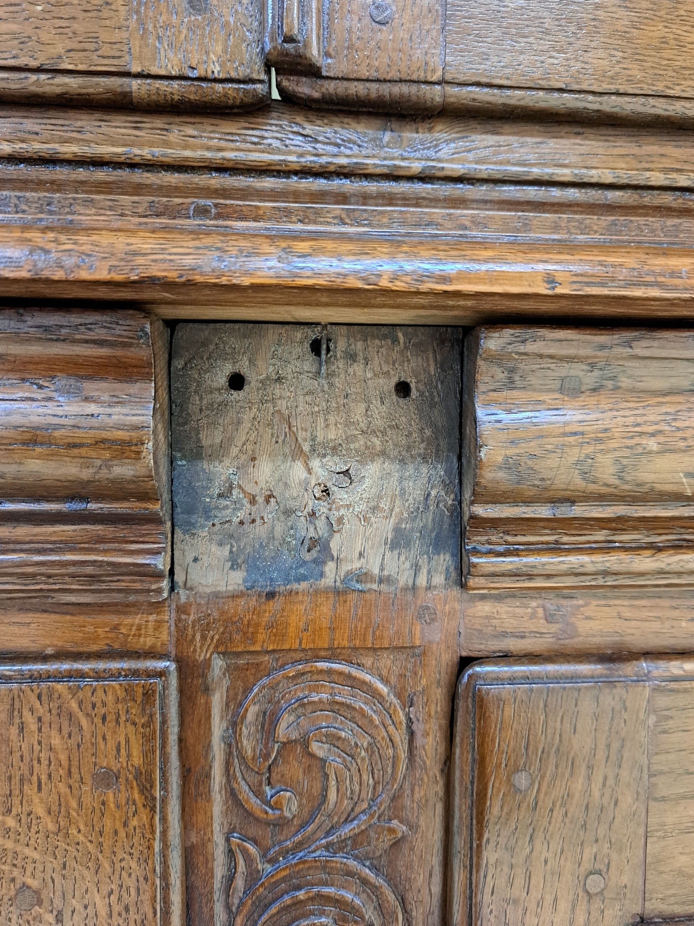 Detail k: Aufsatzvitrine, Bergisches Land, um 1740/50, Eiche massiv, abgeschrägte Kanten in Durchbrucharbeit, gesägt und geschnitzt, zweitürger, ...