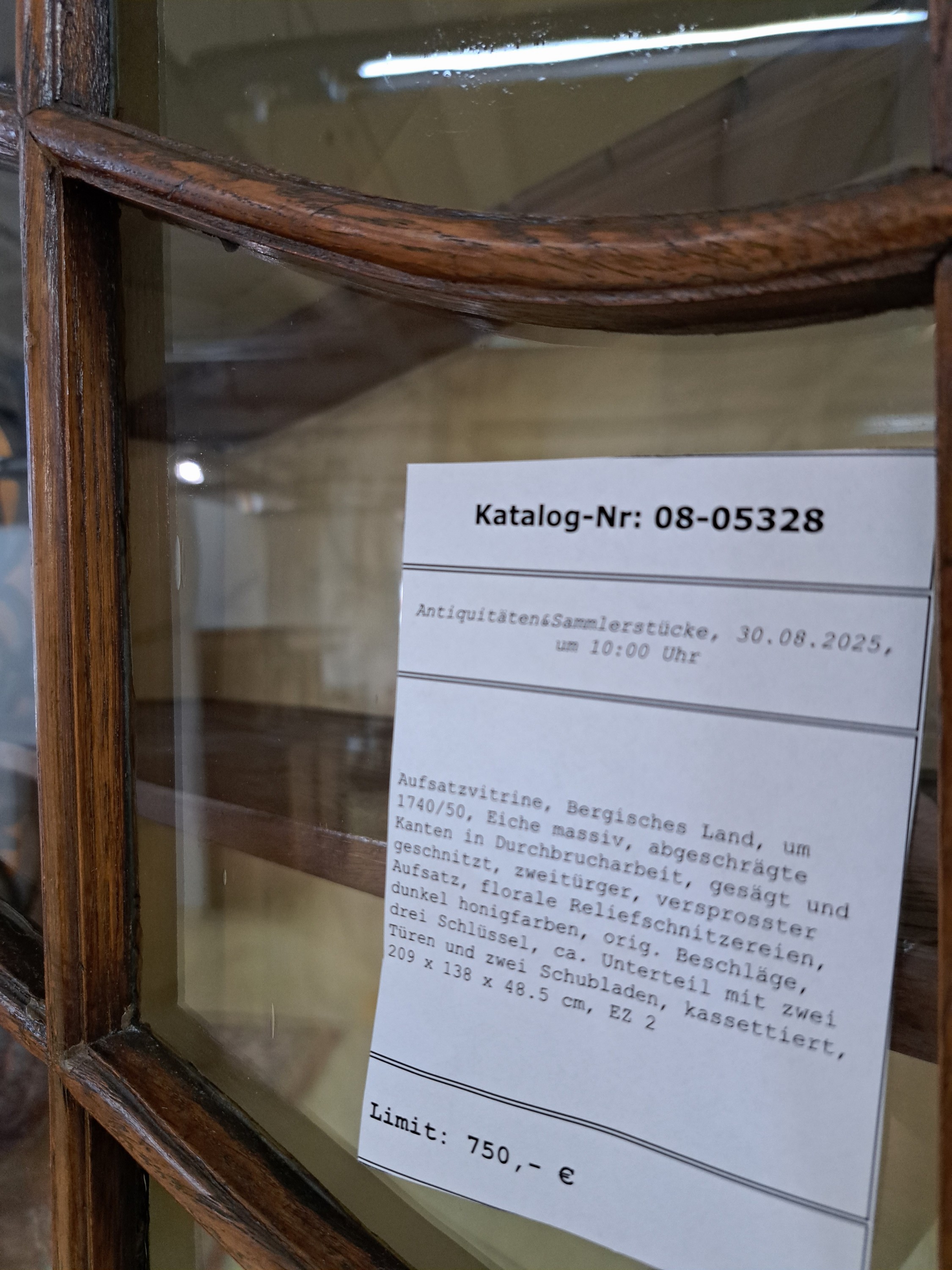 Detail l: Aufsatzvitrine, Bergisches Land, um 1740/50, Eiche massiv, abgeschrägte Kanten in Durchbrucharbeit, gesägt und geschnitzt, zweitürger, ...