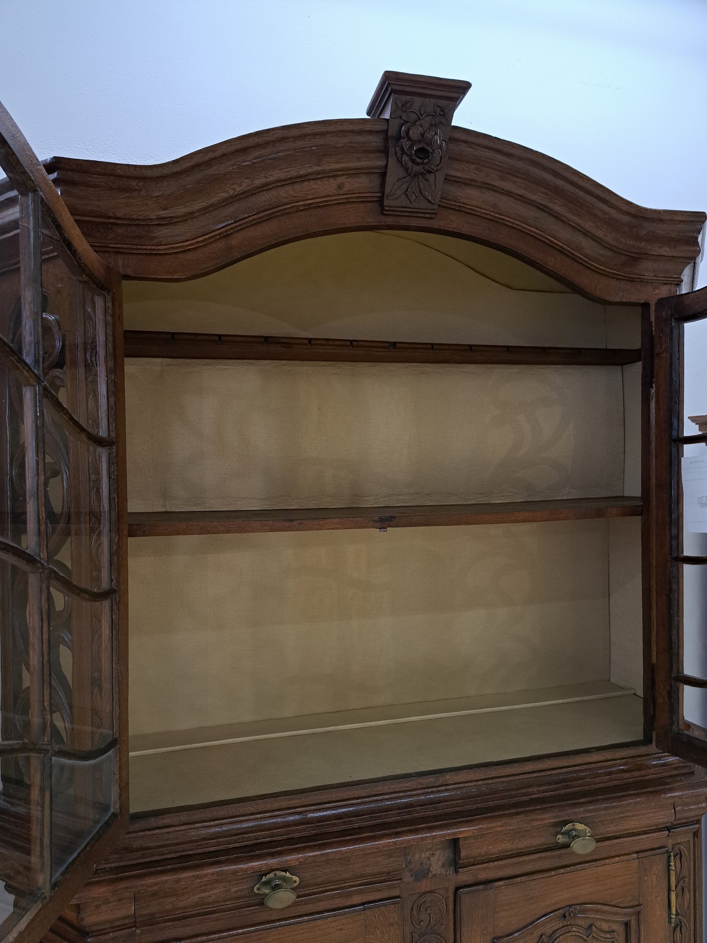 Detail m: Aufsatzvitrine, Bergisches Land, um 1740/50, Eiche massiv, abgeschrägte Kanten in Durchbrucharbeit, gesägt und geschnitzt, zweitürger, ...