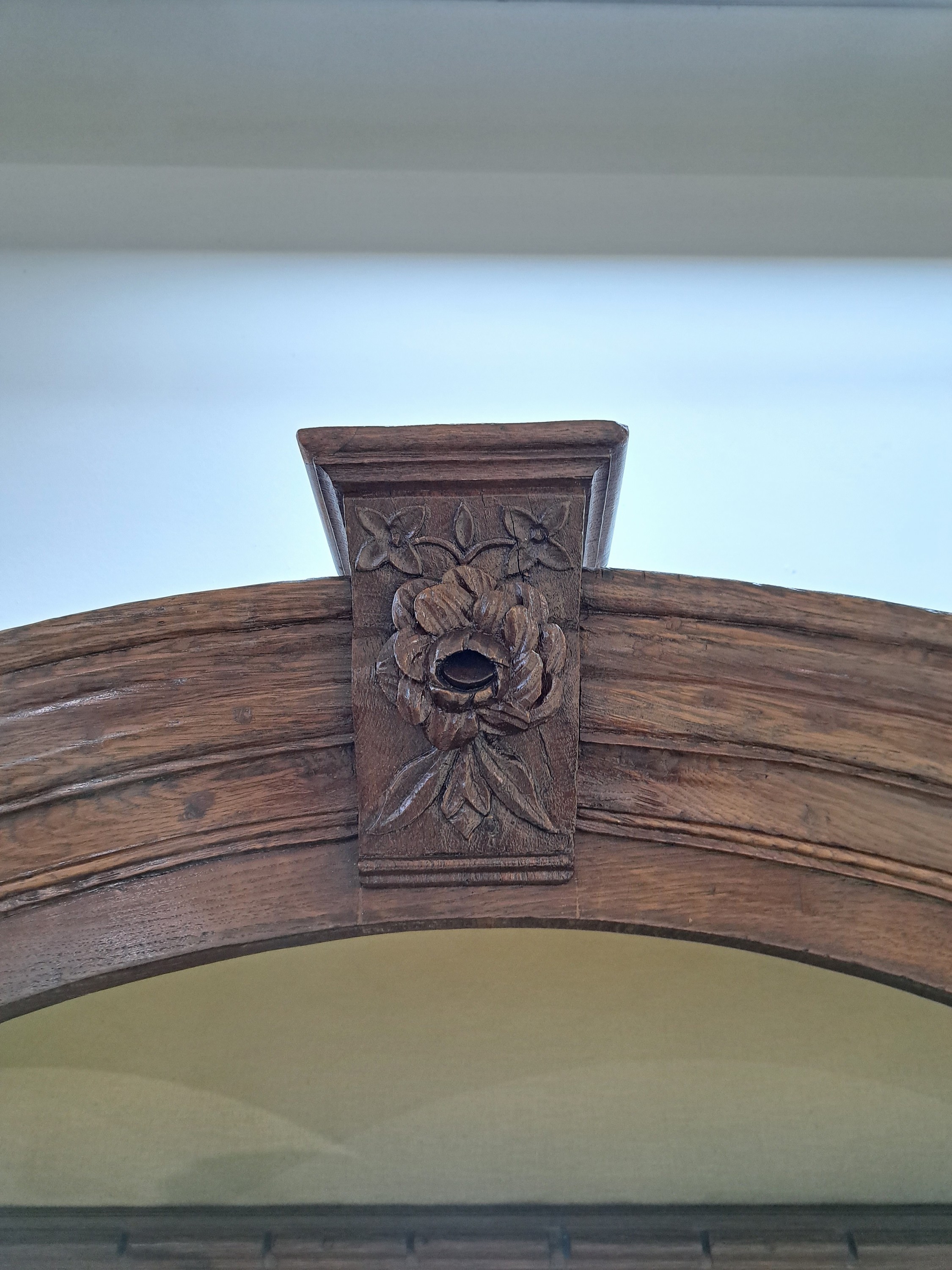 Detail n: Aufsatzvitrine, Bergisches Land, um 1740/50, Eiche massiv, abgeschrägte Kanten in Durchbrucharbeit, gesägt und geschnitzt, zweitürger, ...