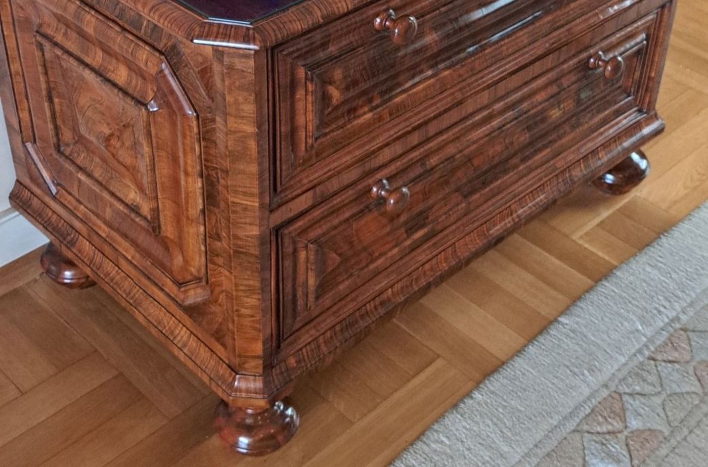 Detail a: Wellenkommode, Frankfurt, unter Verwendung von Originalteilen aus dem 18. Jh., 20. Jh., Nussbaumfurnier, zweischübig, Seiten auch mit Wellenprofil, ...