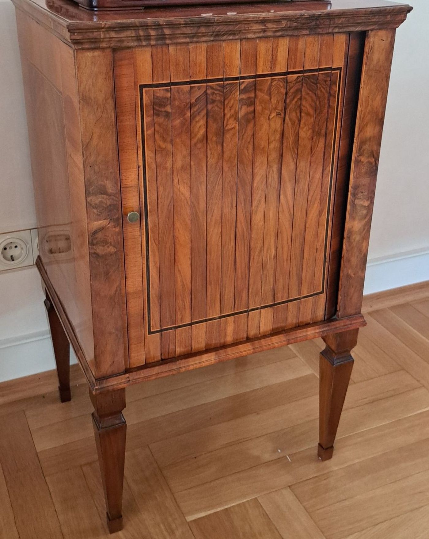 Detail a: Jalousienschränkchen/Pfeilerkommode, mit Jalousie, klassizistisch, um 1800/10, Nussbaumfurnier, z.T. massiv, Bandeinlage, gut gängige Jalousie, ca. ...
