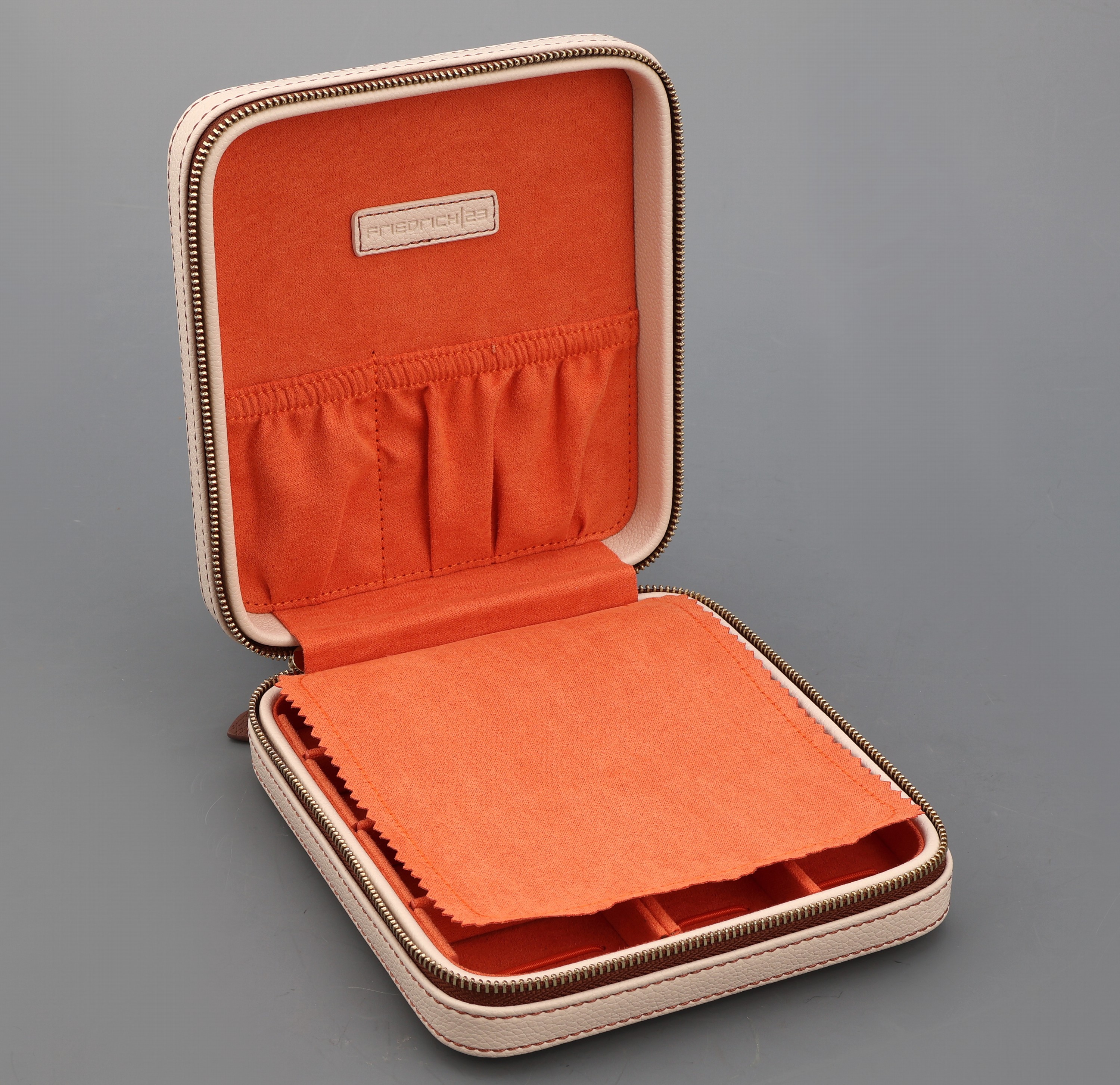 Detail a: Reiseetui für Schmuck und Uhren, elfenbeinfarb. Kunstleder, orangefarb. Inneneinrichtung, Rüschentasche mit Unterteilung, herausnehmbare ...