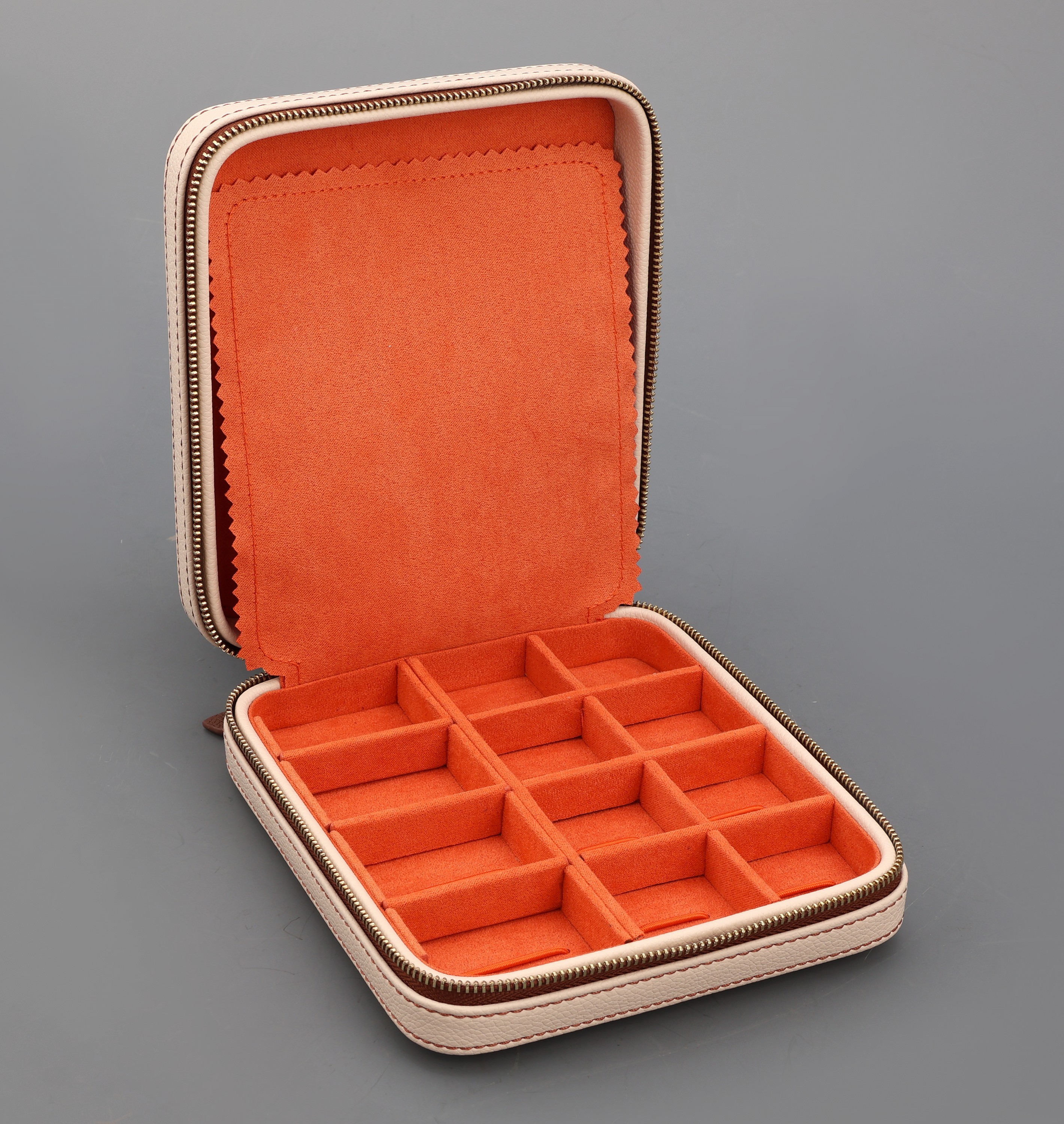 Detail b: Reiseetui für Schmuck und Uhren, elfenbeinfarb. Kunstleder, orangefarb. Inneneinrichtung, Rüschentasche mit Unterteilung, herausnehmbare ...