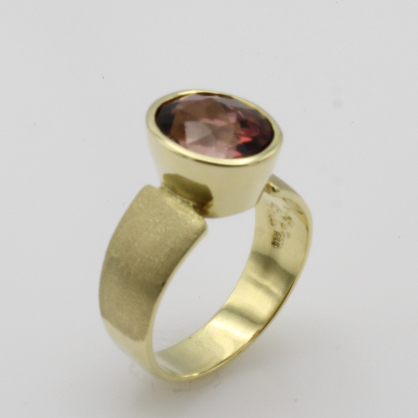 Image 26967750 - Ring mit Turmalin, GG 585/000, z.T. matt., rosa-brauner Turmalin in erhöhter Fassung ...