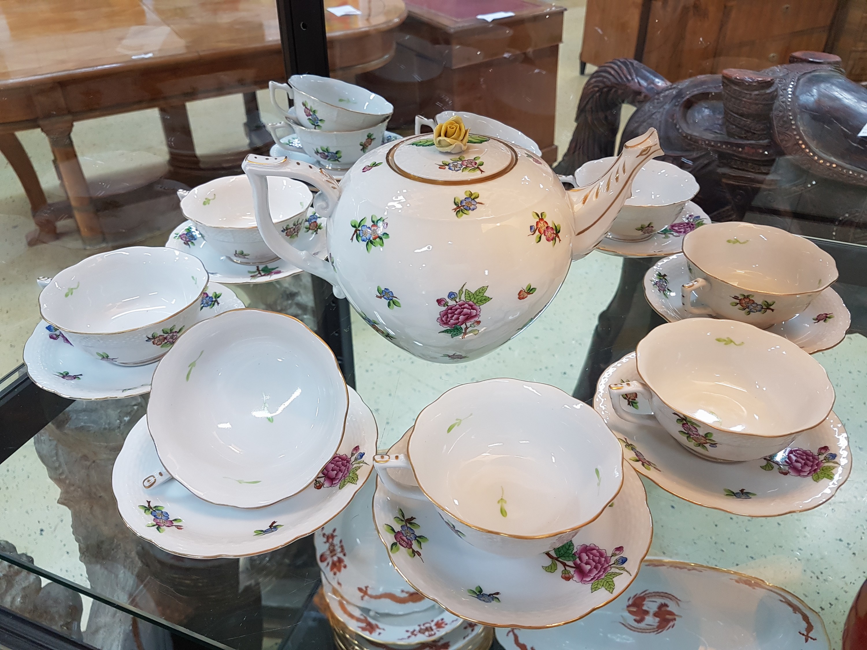 Detail a: Große Teekanne und 11 Teetassen mit Untertassen, Herend, indische Blume, Goldrand, handbemalt, Kanne am Innenrand l. best., Porzellan