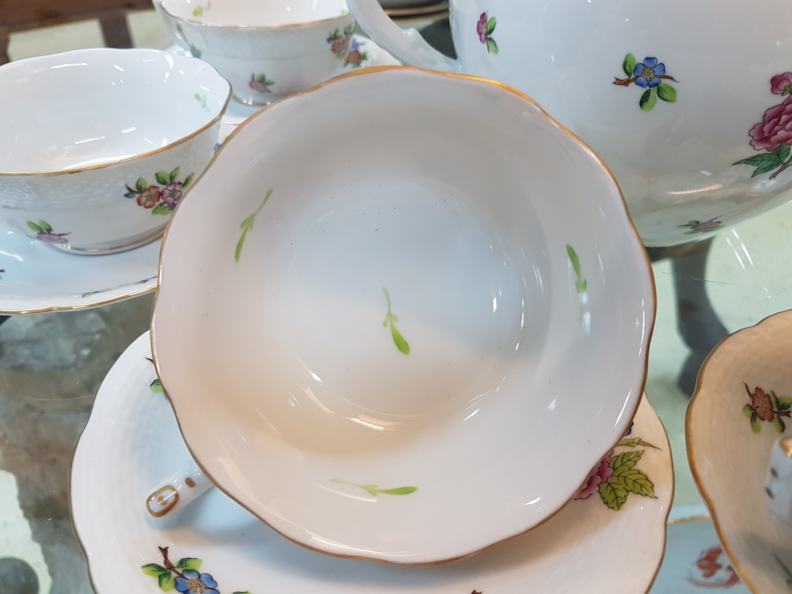 Detail c: Große Teekanne und 11 Teetassen mit Untertassen, Herend, indische Blume, Goldrand, handbemalt, Kanne am Innenrand l. best., Porzellan