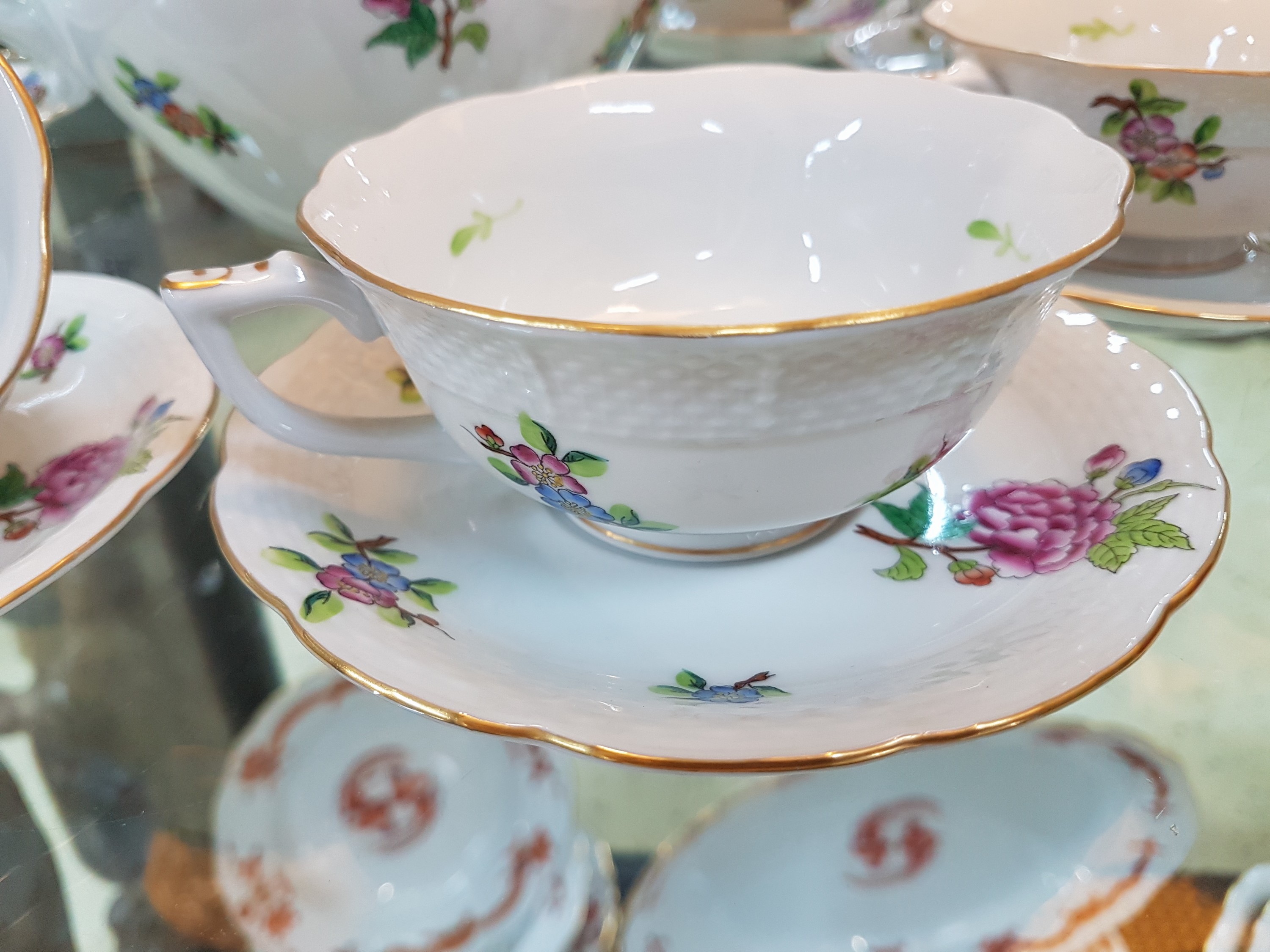 Detail d: Große Teekanne und 11 Teetassen mit Untertassen, Herend, indische Blume, Goldrand, handbemalt, Kanne am Innenrand l. best., Porzellan