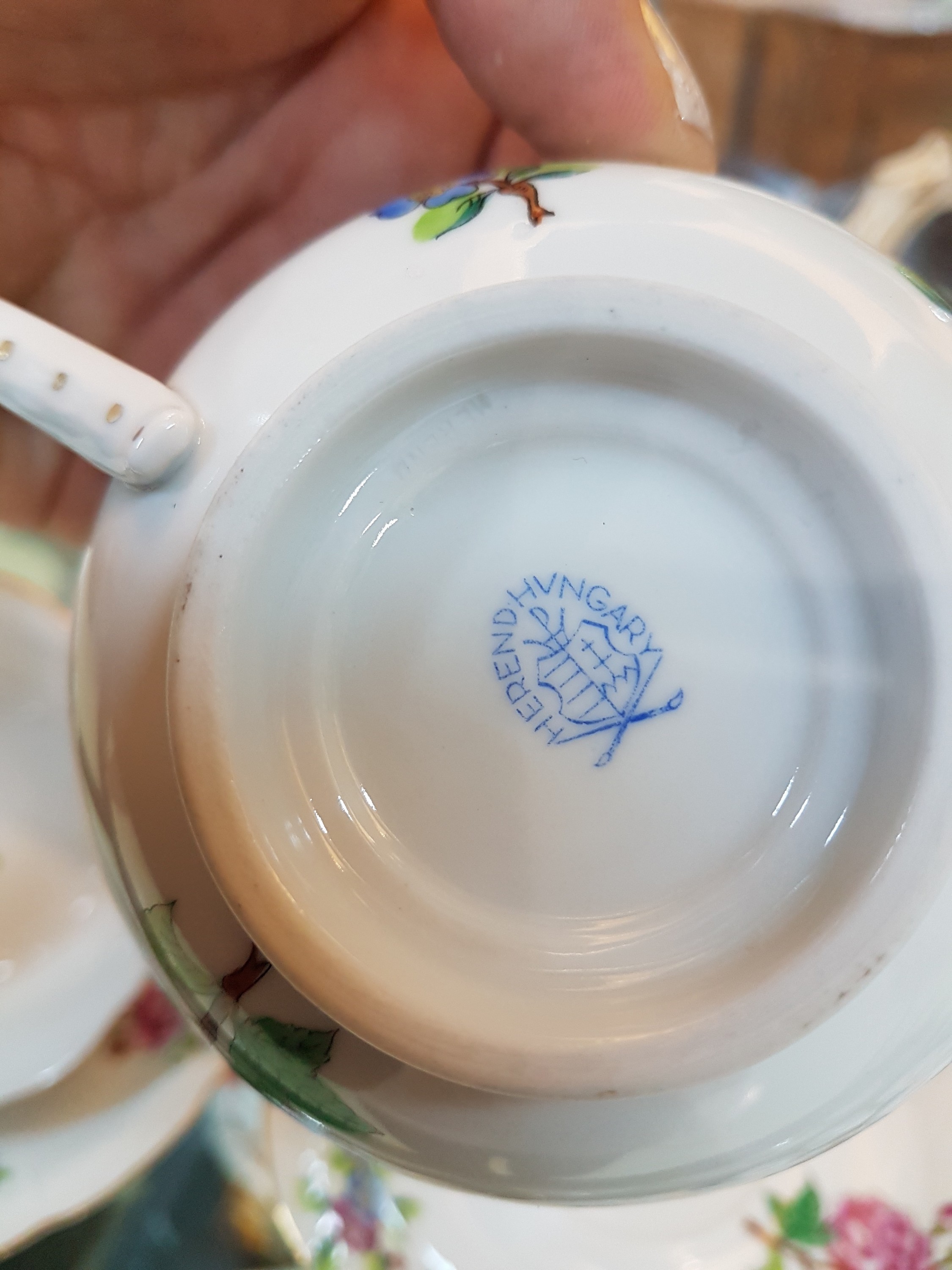 Detail e: Große Teekanne und 11 Teetassen mit Untertassen, Herend, indische Blume, Goldrand, handbemalt, Kanne am Innenrand l. best., Porzellan