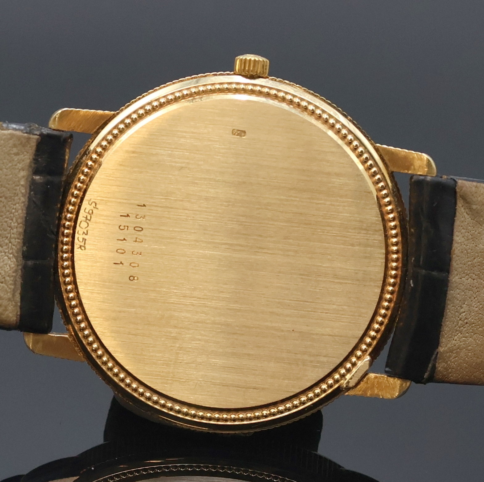 Detail d: BAUME & MERCIER elegante Armbanduhr in GG 750/000 Referenz 15101, Schweiz um 1990, quarz, 2-tlg. Geh. m. Münzrand u. Perllünette,Boden aufgedr., ...