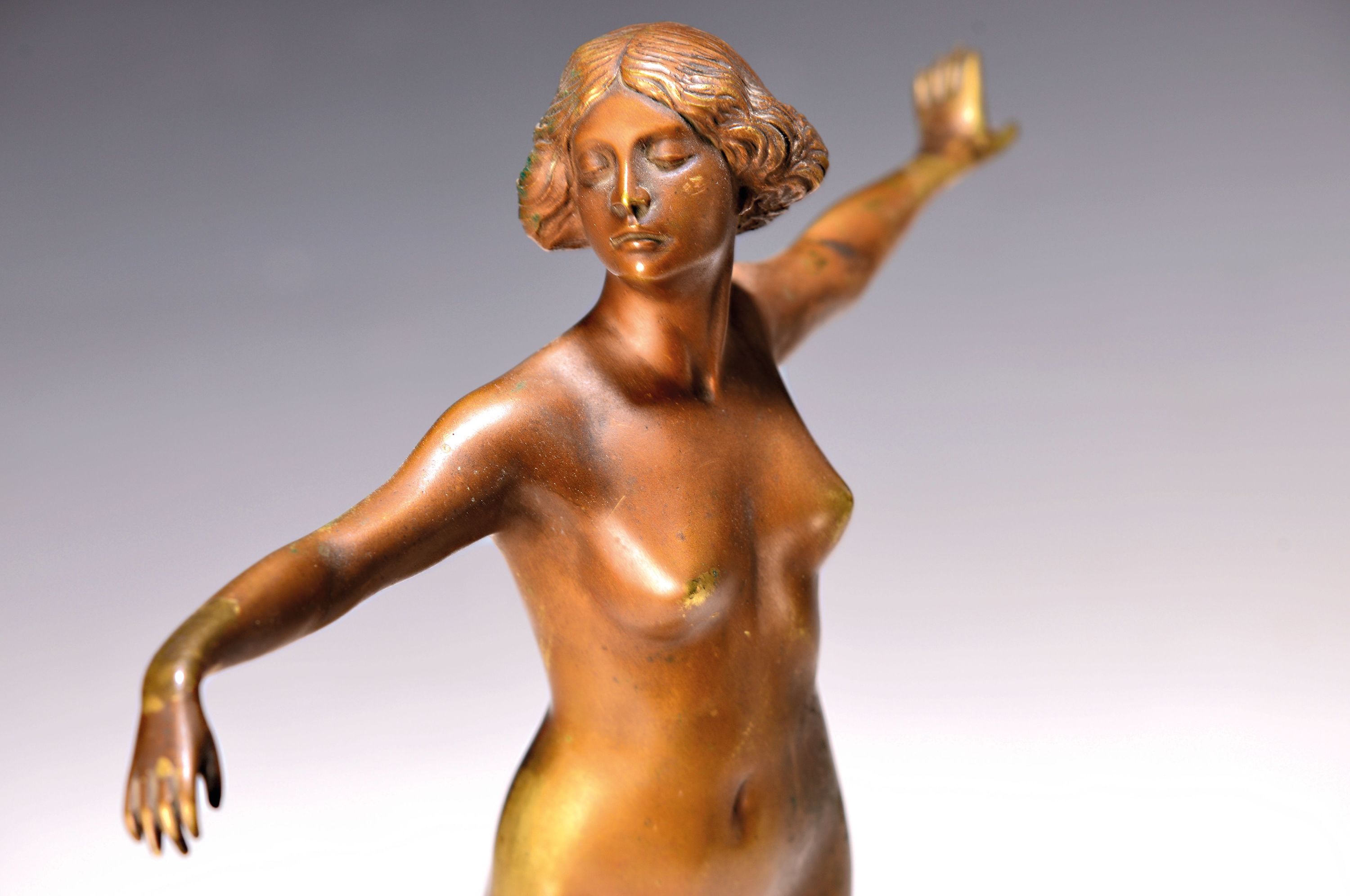 Detail b: Bronzefigur, "Tänzerin", Frankreich, signiert Dumont-Paris, um 1900/10, am Sockel bezeichnet, auf rundem Steinsockel, patiniert, l. ...