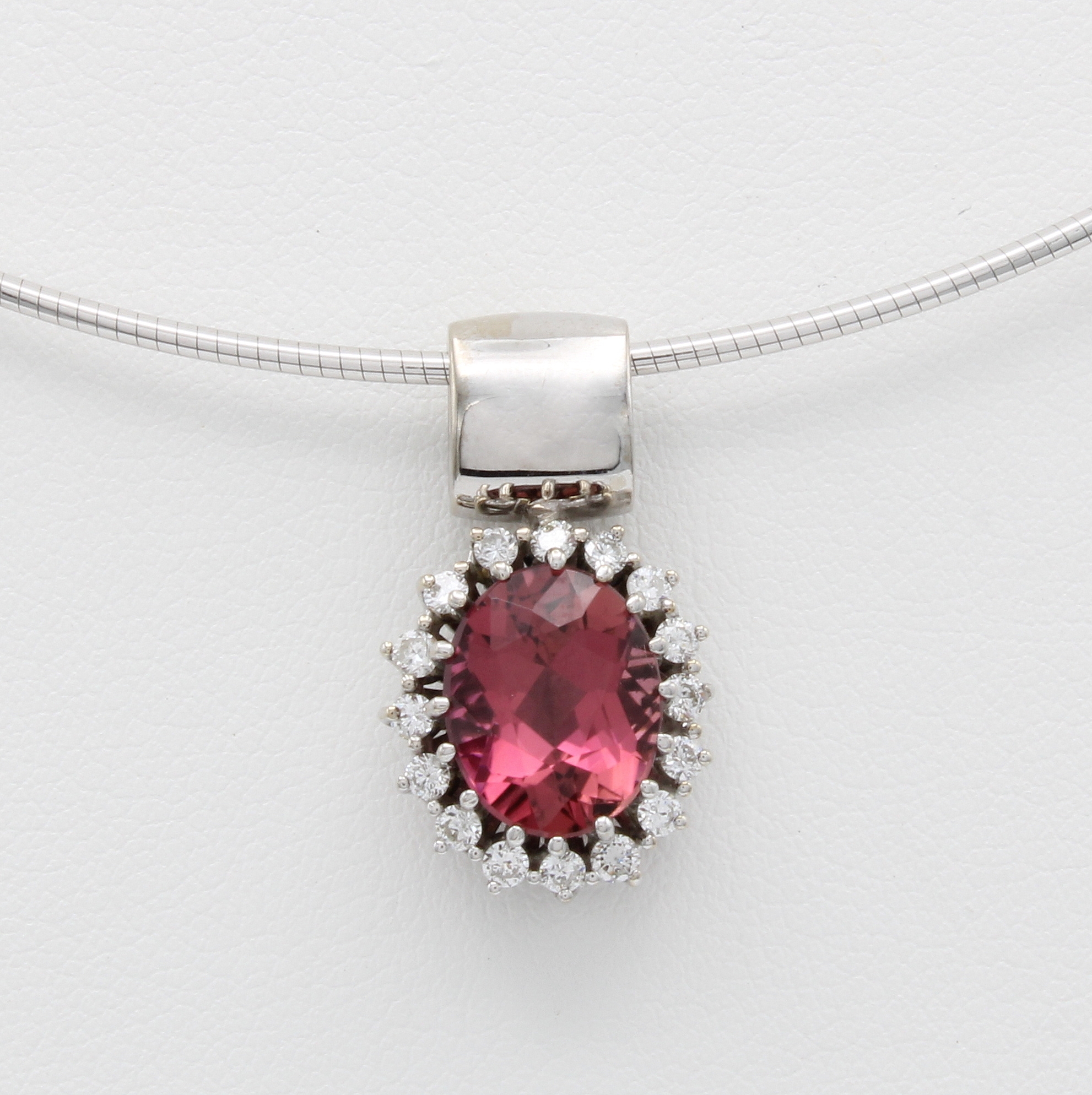 Image 26967781 - Anhänger mit Turmalin und Brillanten an Omegareif, WG 585/000, ovaler, rosa Turmalinca. ...