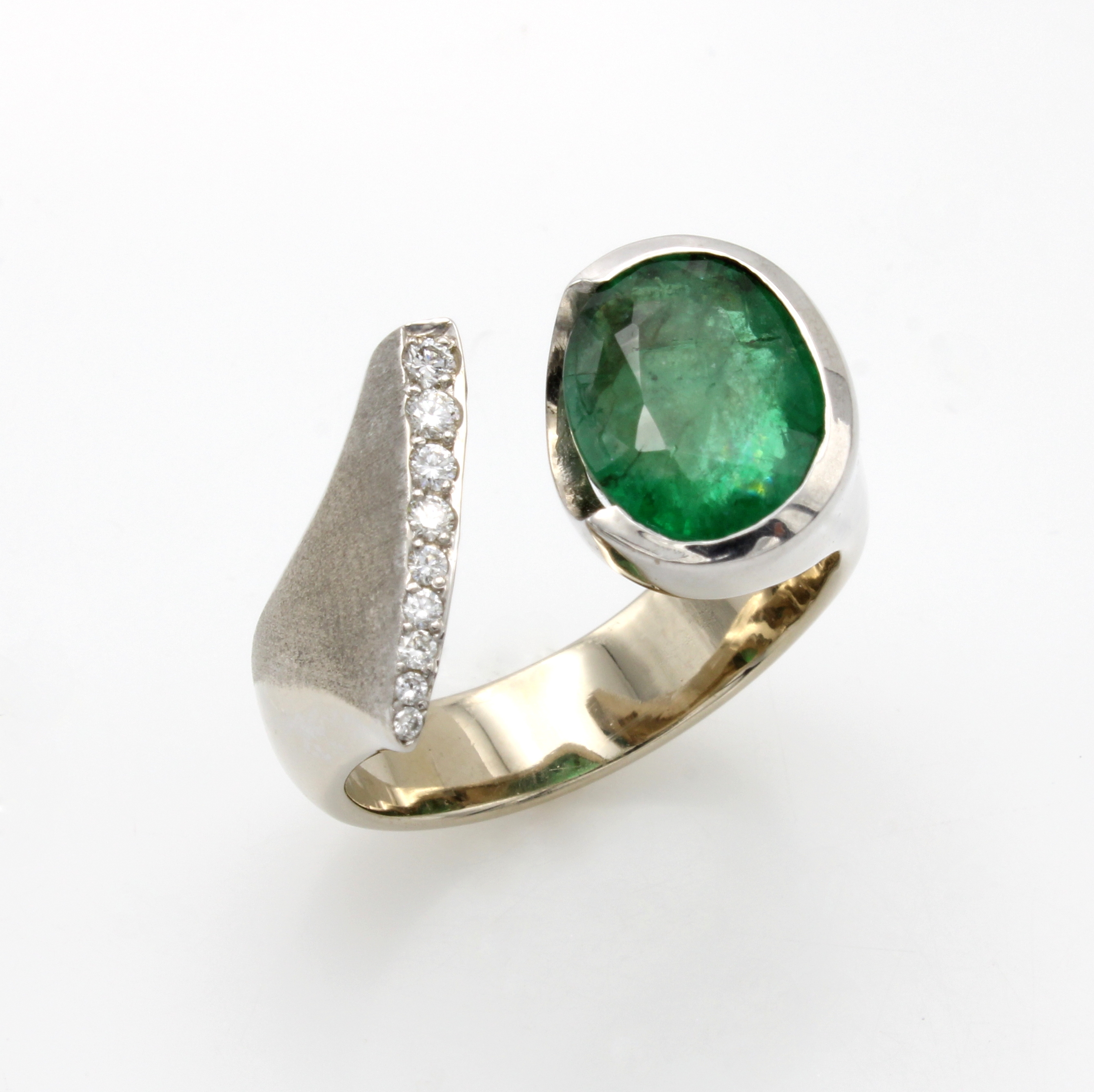 Image 26967791 - Ring mit Smaragd und Brillanten, WG 585/000, z.T. matt., ovaler Smaragd ca. 3.59 ct, ...