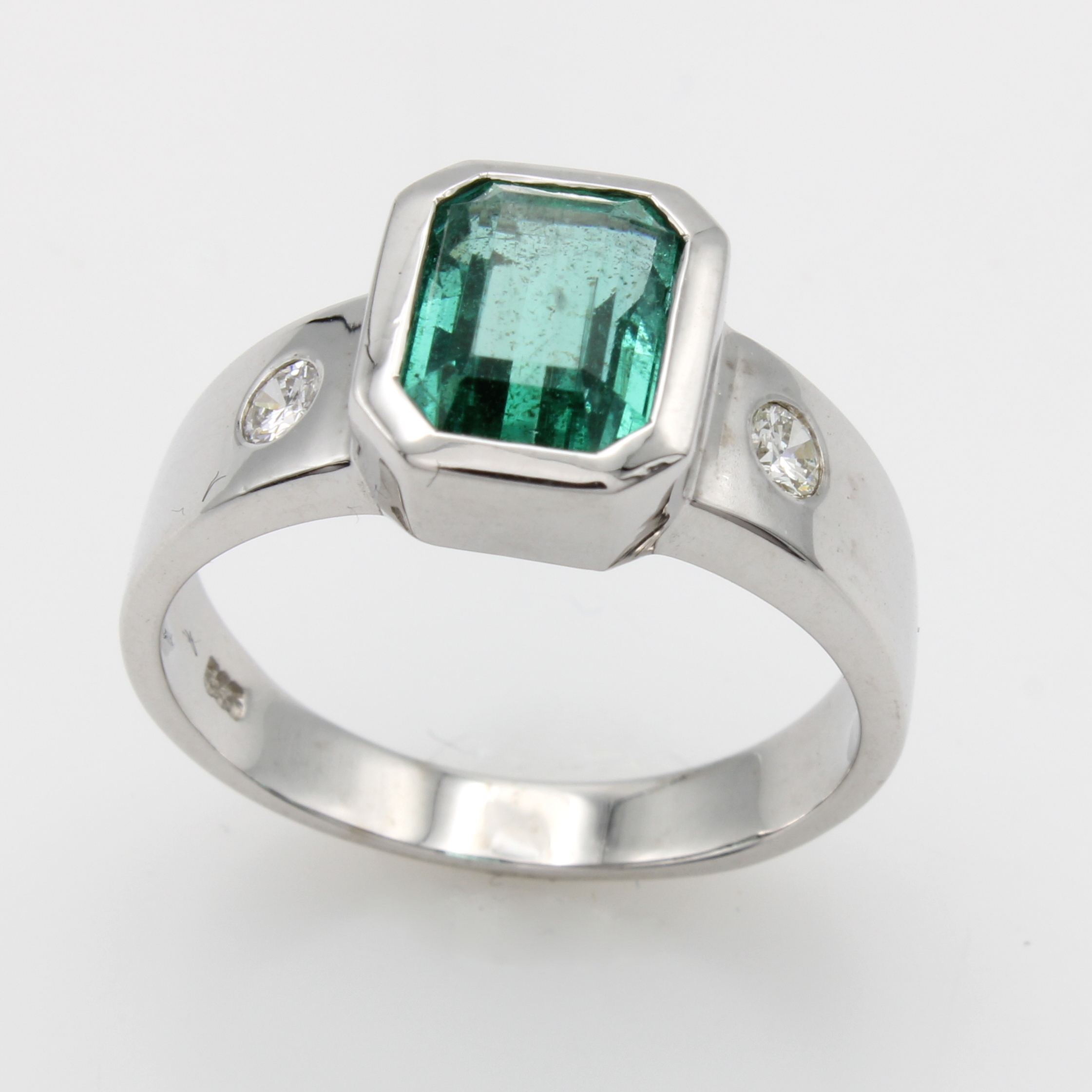 Image 26967799 - Ring mit Smaragd und Brillanten, WG 585/000,achteckiger Smaragd ca. 2.42 ct, 2 Brill. ...