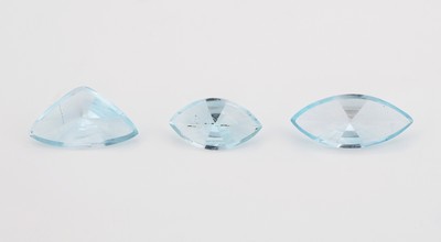 Image Lot 3 lose Aquamarine zus. ca. 11.71 ct, Bufftop Schliff, 2 x Navette, 1 x Triangel ...