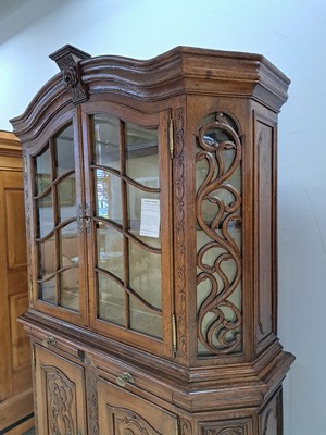 26967727d - Aufsatzvitrine, Bergisches Land, um 1740/50, Eiche massiv, abgeschrägte Kanten in ...