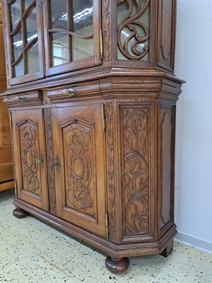 26967727e - Aufsatzvitrine, Bergisches Land, um 1740/50, Eiche massiv, abgeschrägte Kanten in ...
