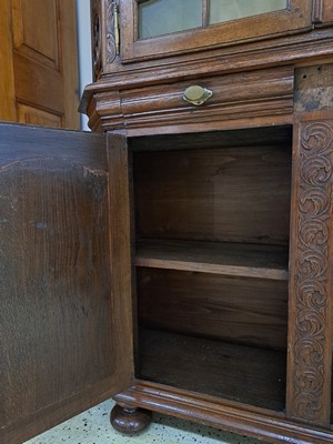 26967727g - Aufsatzvitrine, Bergisches Land, um 1740/50, Eiche massiv, abgeschrägte Kanten in ...