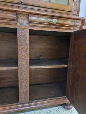 26967727h - Aufsatzvitrine, Bergisches Land, um 1740/50, Eiche massiv, abgeschrägte Kanten in ...