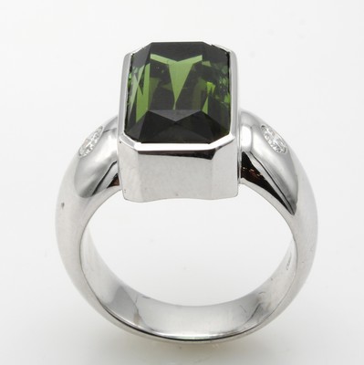 26967730a - Ring mit Turmalin und Brillanten, WG 750/000, achteckiger, grüner Turmalin ca. 11.5 ct, ...