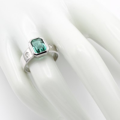 26967799a - Ring mit Smaragd und Brillanten, WG 585/000,achteckiger Smaragd ca. 2.42 ct, 2 Brill. ...