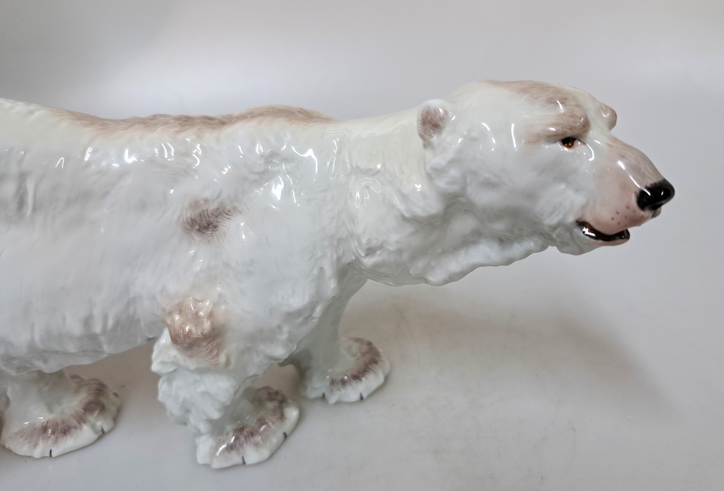 Detail b: Porzellanfigur Eisbär, Meissen, 2. Hälfte 20. Jh., Entw. Otto Jarl 1903, Porzellan, Nr. 78794, sparsam handbemalt, H. 10,5 cm, L. 23 cm