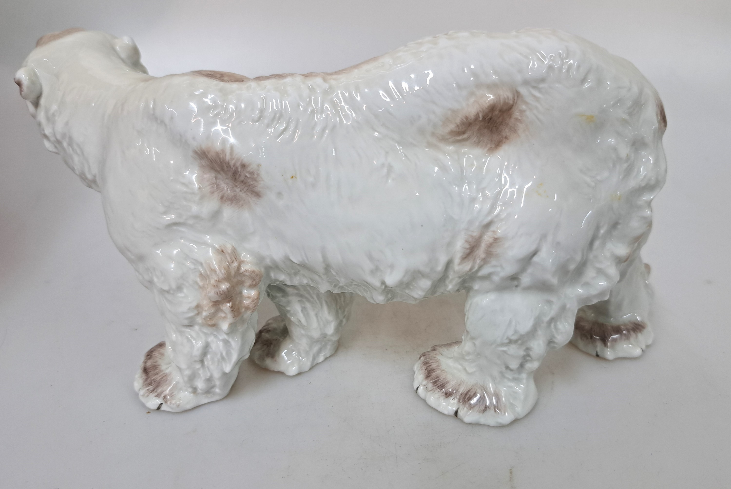 Detail c: Porzellanfigur Eisbär, Meissen, 2. Hälfte 20. Jh., Entw. Otto Jarl 1903, Porzellan, Nr. 78794, sparsam handbemalt, H. 10,5 cm, L. 23 cm