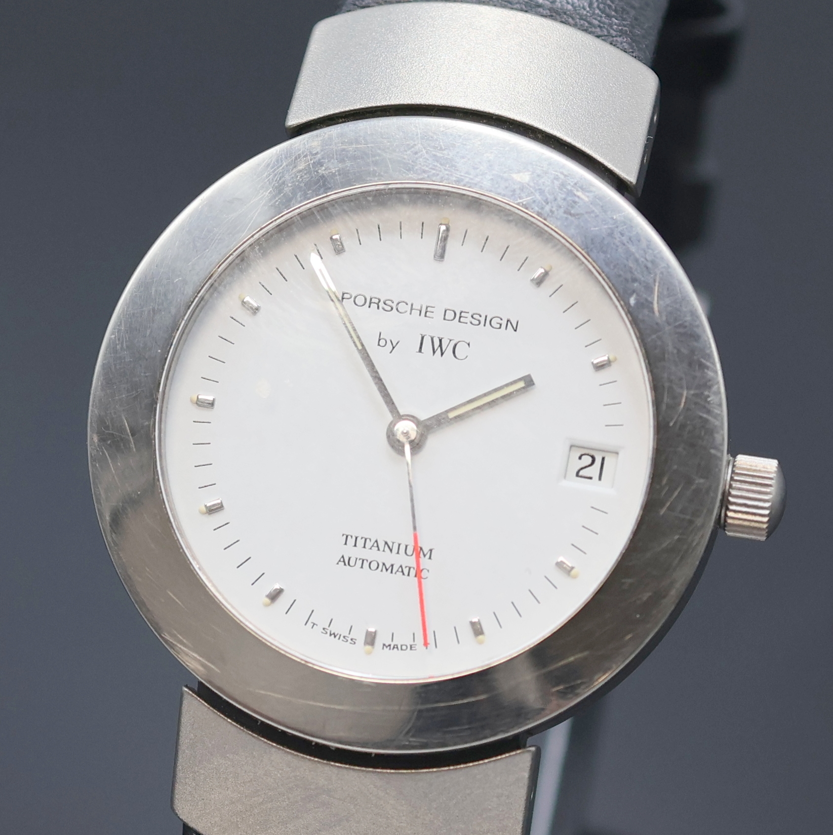 Detail a: IWC Porsche Design Referenz 3520 Armbanduhr in Titan, Schweiz um 1995, Automatik, mattiertes Geh. m. pol. Lünette, Boden 7-fach verschr., weißes ...