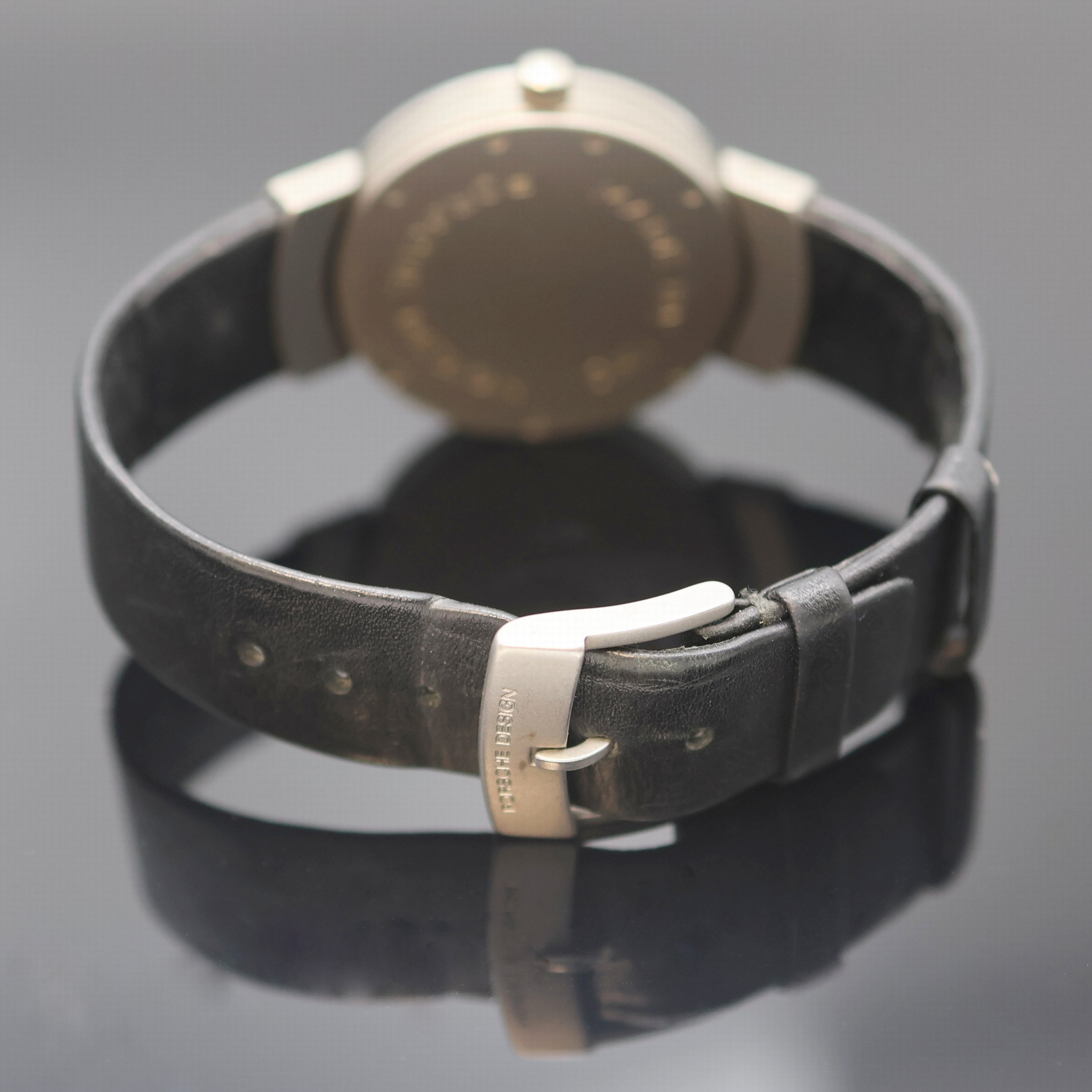 Detail b: IWC Porsche Design Referenz 3520 Armbanduhr in Titan, Schweiz um 1995, Automatik, mattiertes Geh. m. pol. Lünette, Boden 7-fach verschr., weißes ...