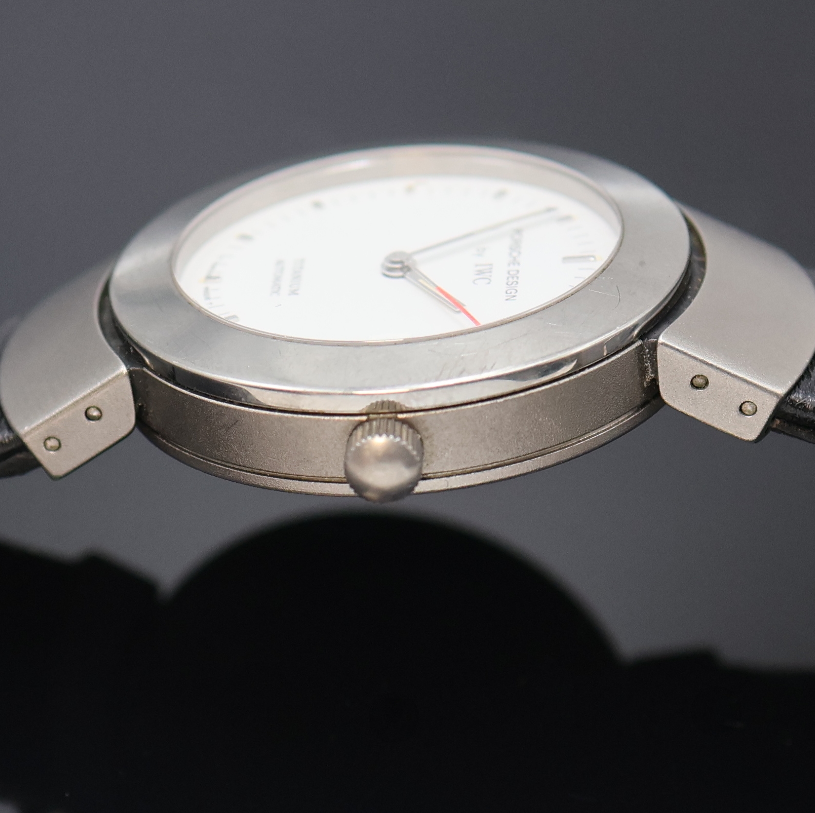 Detail c: IWC Porsche Design Referenz 3520 Armbanduhr in Titan, Schweiz um 1995, Automatik, mattiertes Geh. m. pol. Lünette, Boden 7-fach verschr., weißes ...