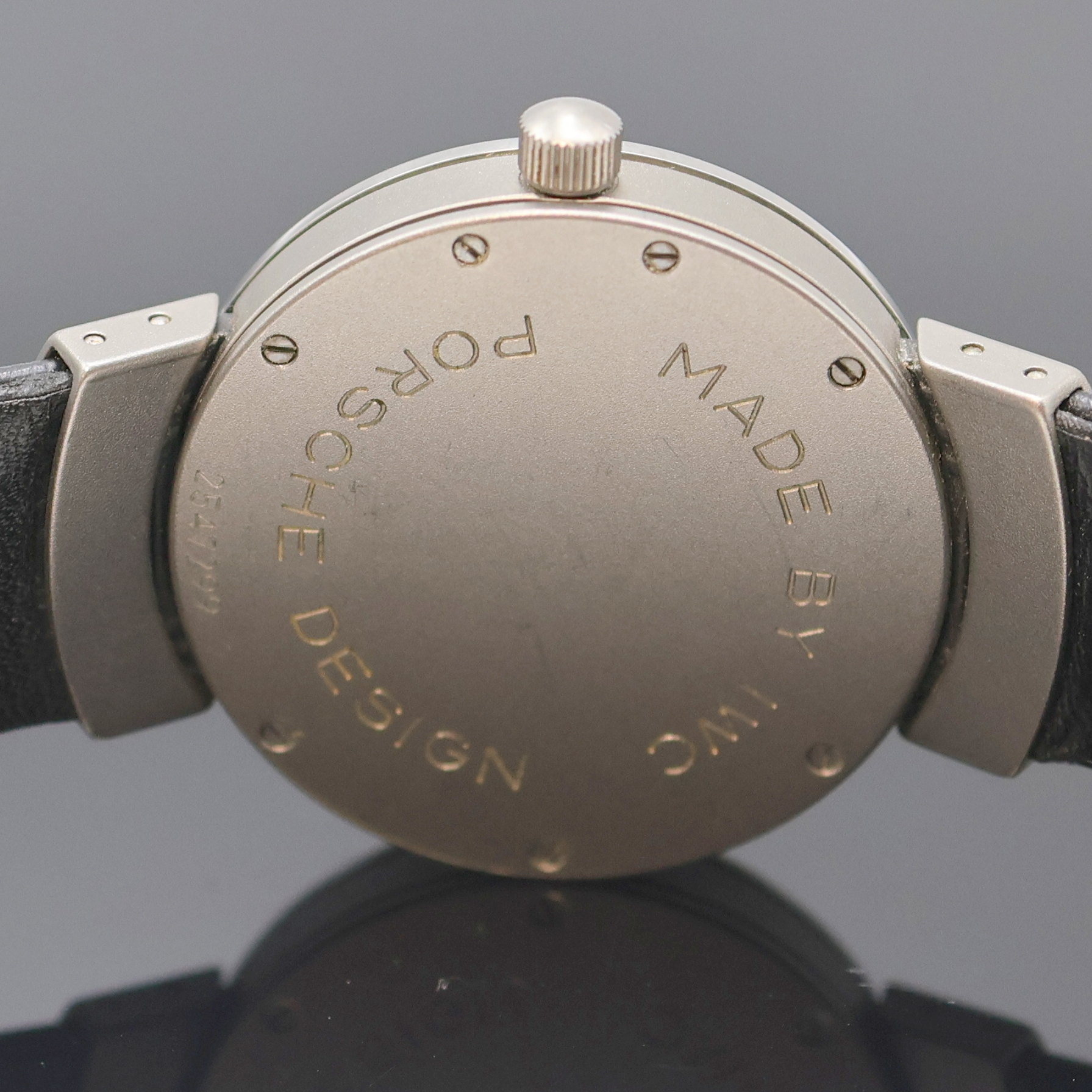 Detail d: IWC Porsche Design Referenz 3520 Armbanduhr in Titan, Schweiz um 1995, Automatik, mattiertes Geh. m. pol. Lünette, Boden 7-fach verschr., weißes ...