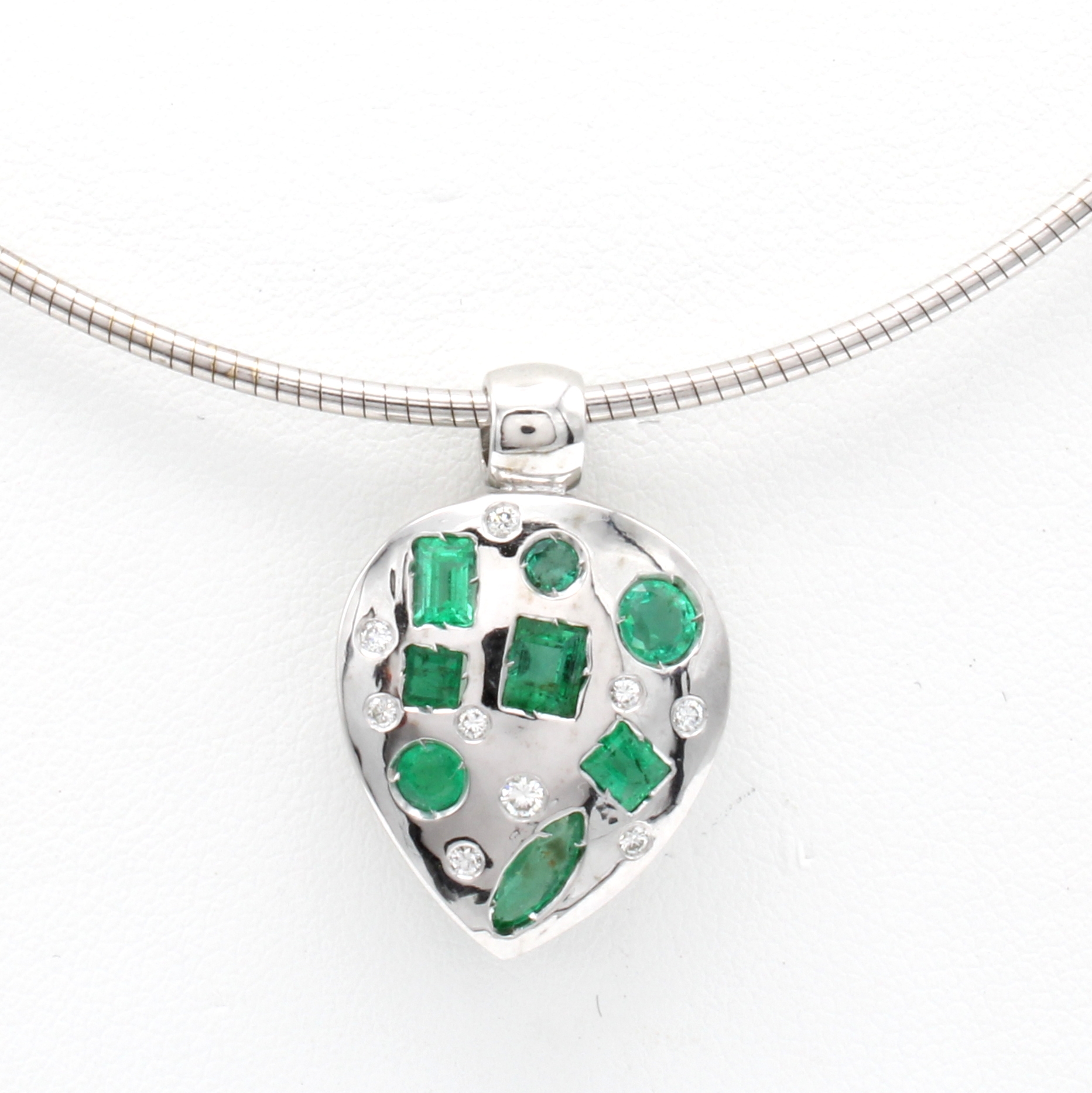 Image 26967830 - Anhänger mit Smaragden und Brillanten an Omegareif, WG 585/000, Tropfenform, Smaragde ...