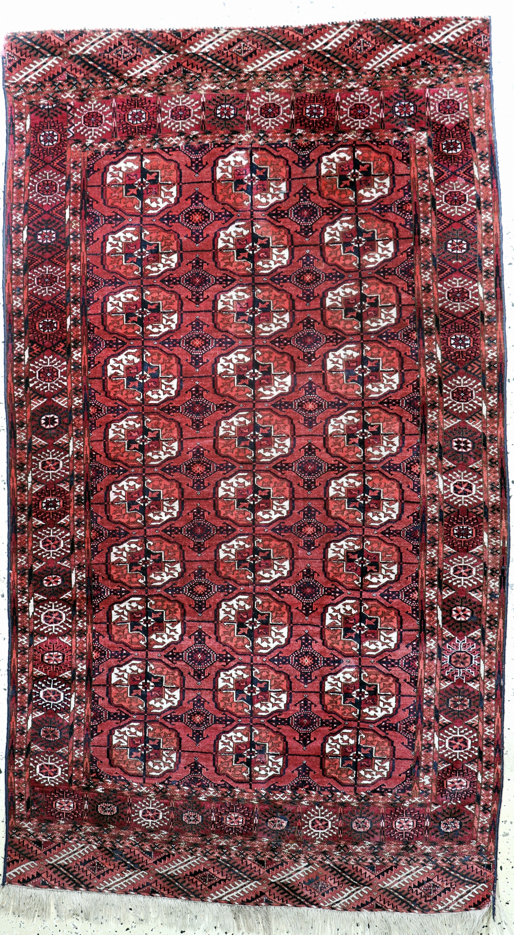 Tekke fein alt, Turkmenistan, Anfang 20.Jhd, Wolle auf Wolle, ca. 205 x 117 cm, kleine restaurierungen, 2(Eck leicht beschädigt)