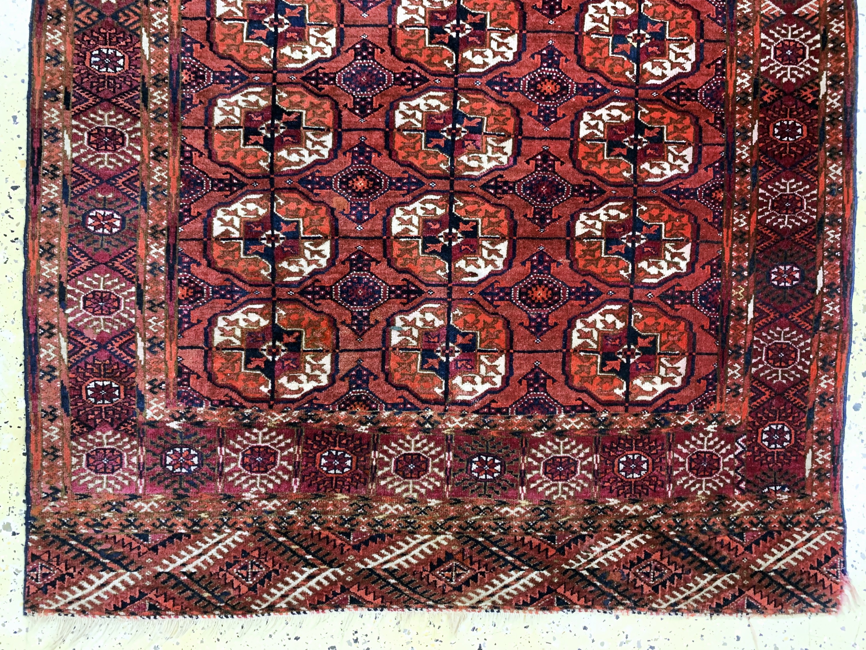 Detail a: Tekke fein alt, Turkmenistan, Anfang 20.Jhd, Wolle auf Wolle, ca. 205 x 117 cm, kleine restaurierungen, 2(Eck leicht beschädigt)