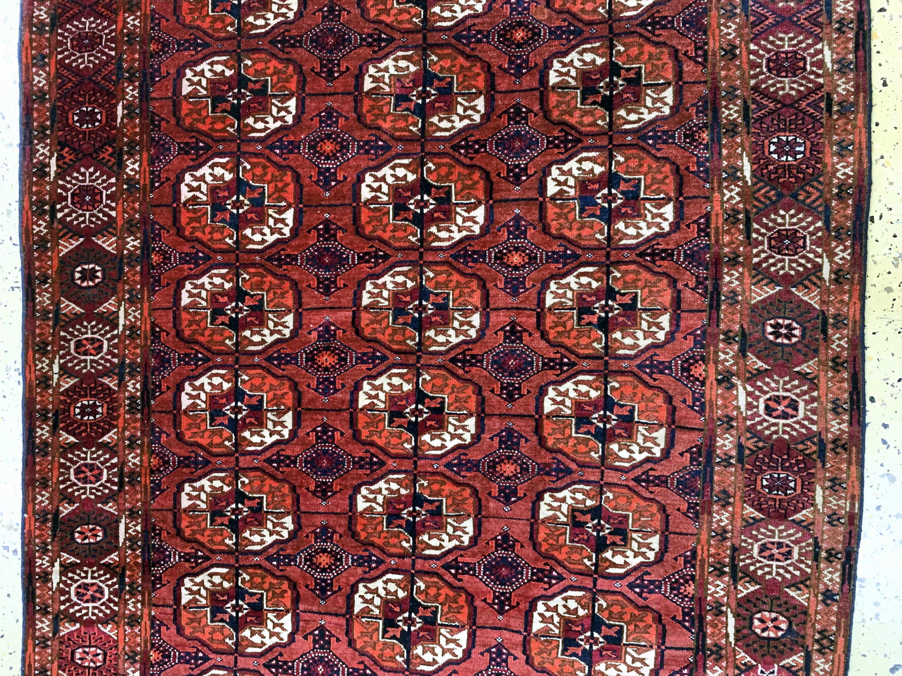 Detail b: Tekke fein alt, Turkmenistan, Anfang 20.Jhd, Wolle auf Wolle, ca. 205 x 117 cm, kleine restaurierungen, 2(Eck leicht beschädigt)