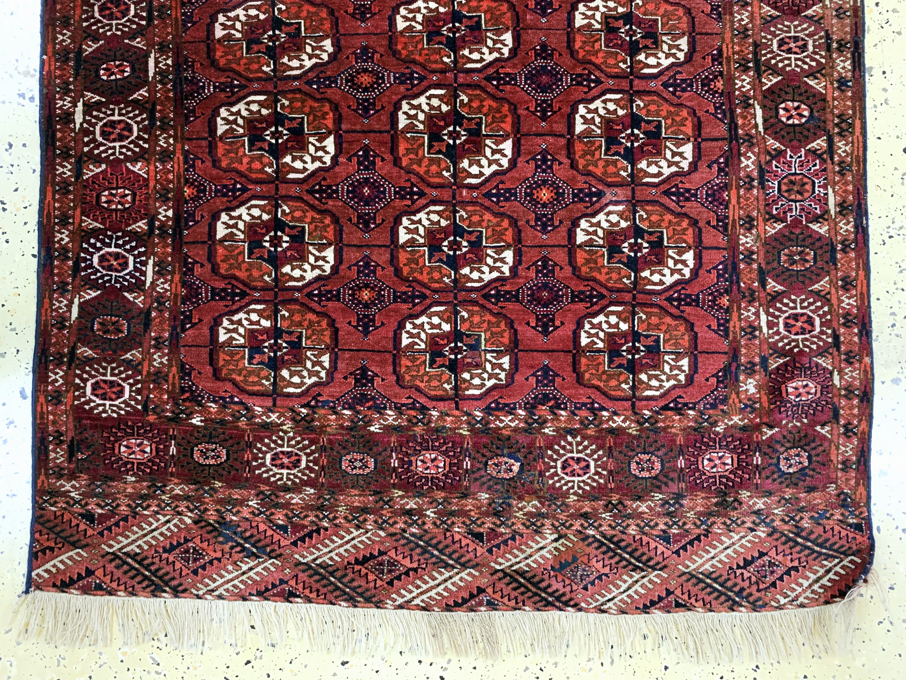 Detail c: Tekke fein alt, Turkmenistan, Anfang 20.Jhd, Wolle auf Wolle, ca. 205 x 117 cm, kleine restaurierungen, 2(Eck leicht beschädigt)