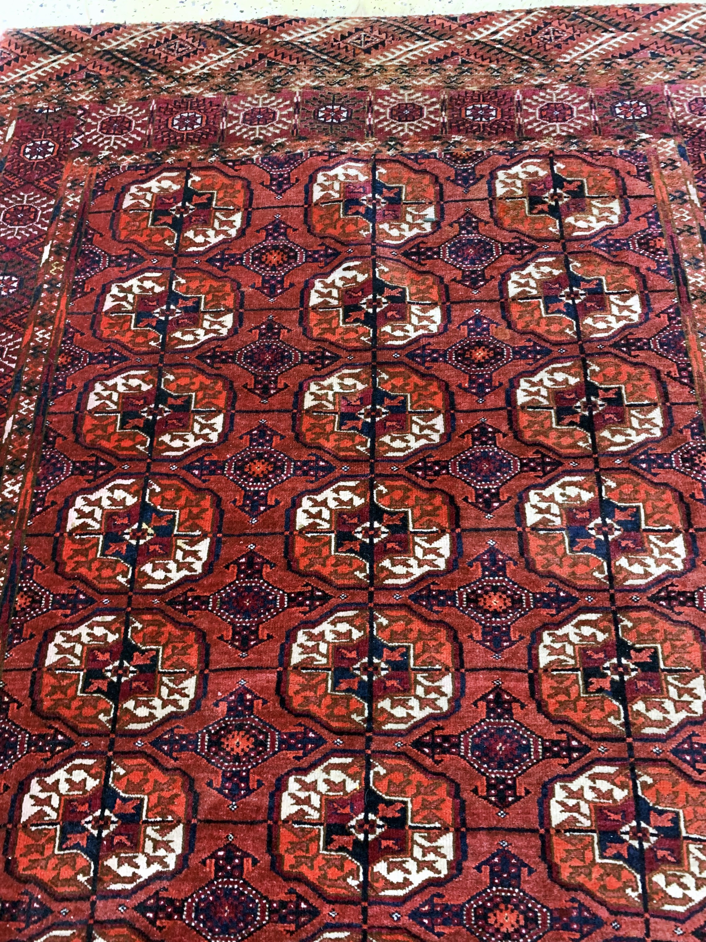 Detail d: Tekke fein alt, Turkmenistan, Anfang 20.Jhd, Wolle auf Wolle, ca. 205 x 117 cm, kleine restaurierungen, 2(Eck leicht beschädigt)