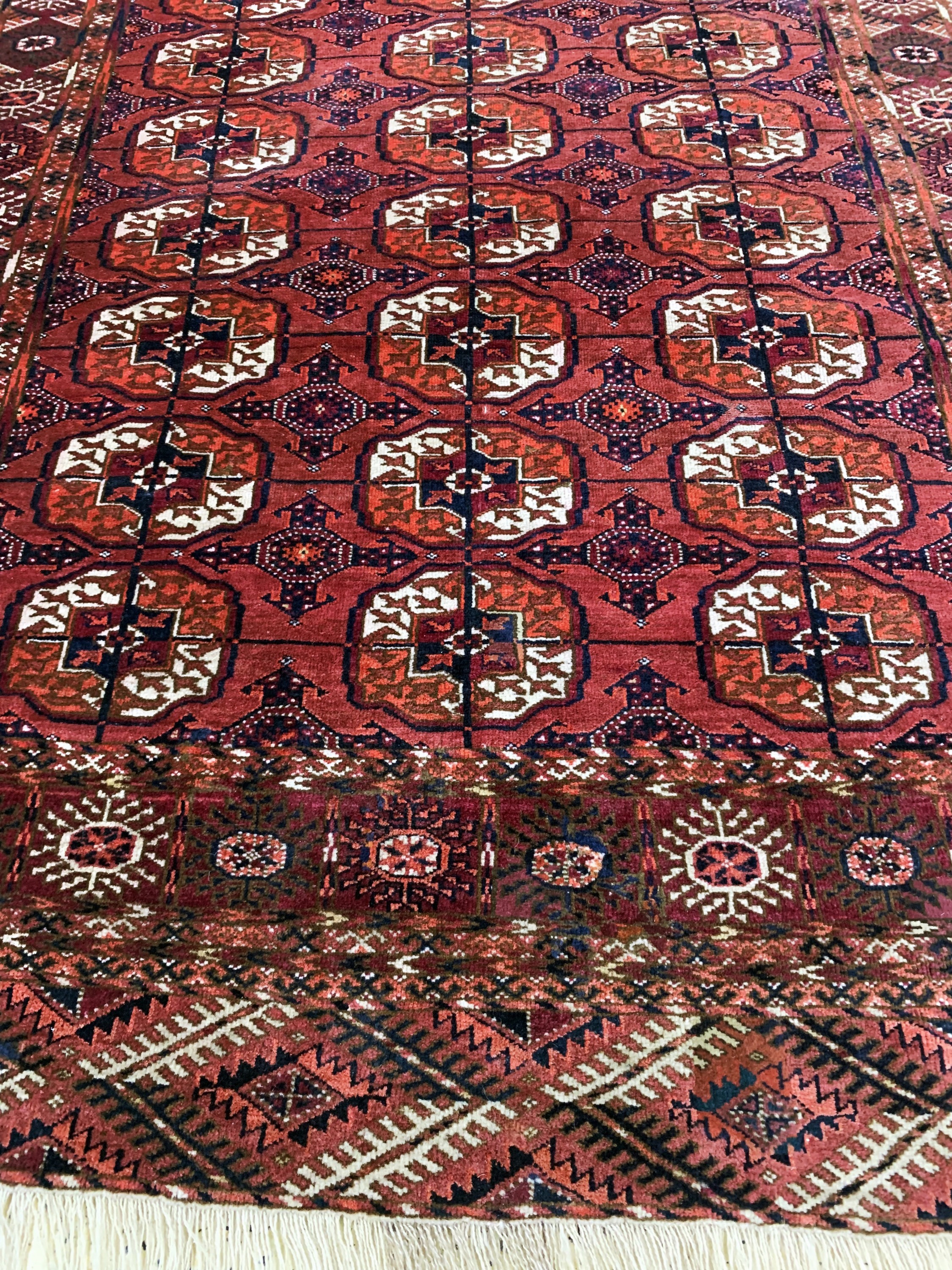 Detail e: Tekke fein alt, Turkmenistan, Anfang 20.Jhd, Wolle auf Wolle, ca. 205 x 117 cm, kleine restaurierungen, 2(Eck leicht beschädigt)