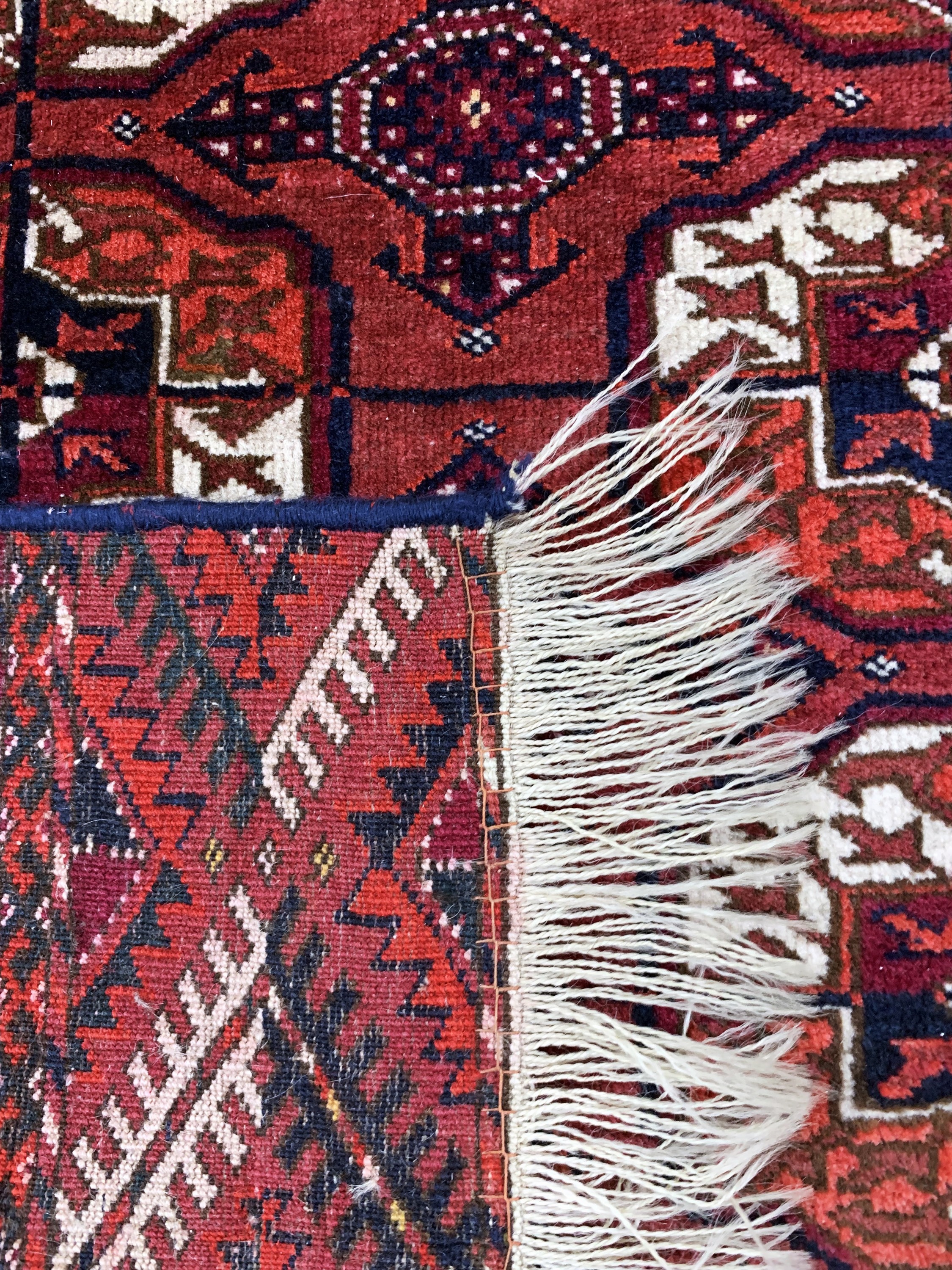 Detail f: Tekke fein alt, Turkmenistan, Anfang 20.Jhd, Wolle auf Wolle, ca. 205 x 117 cm, kleine restaurierungen, 2(Eck leicht beschädigt)
