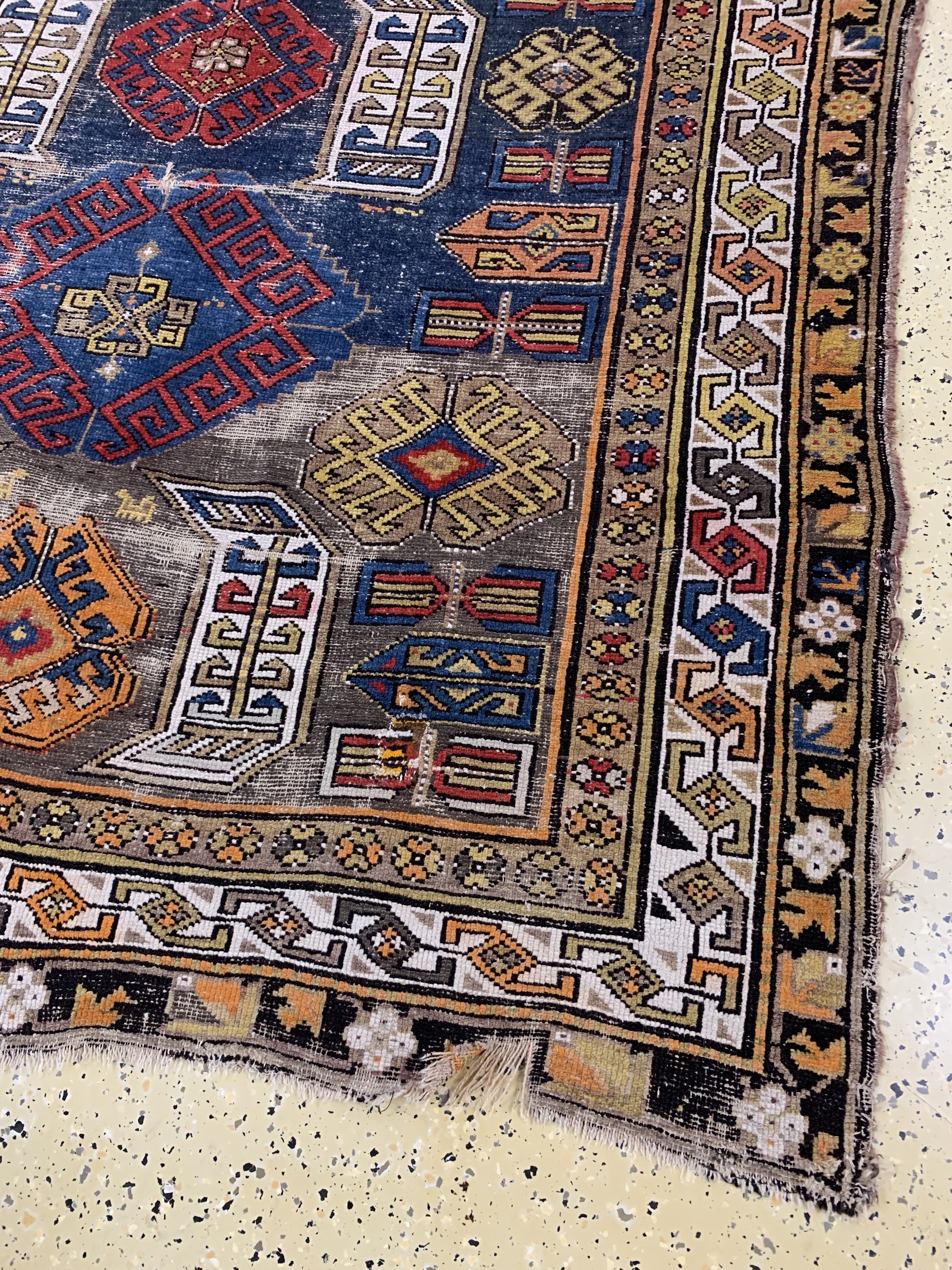 Detail a: Karabagh antik, Turkmenistan, 19.Jhd, Wolleauf Wolle, ca. 300 x 165 cm, EHZ: 4(Risse & Löcher)