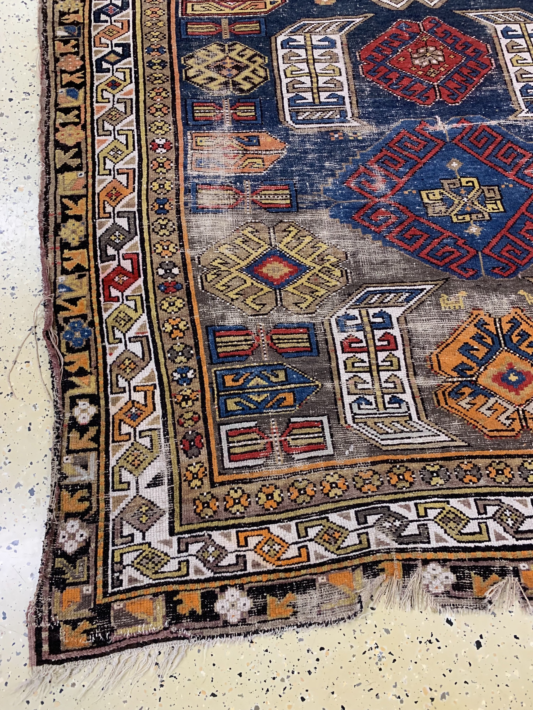 Detail b: Karabagh antik, Turkmenistan, 19.Jhd, Wolleauf Wolle, ca. 300 x 165 cm, EHZ: 4(Risse & Löcher)