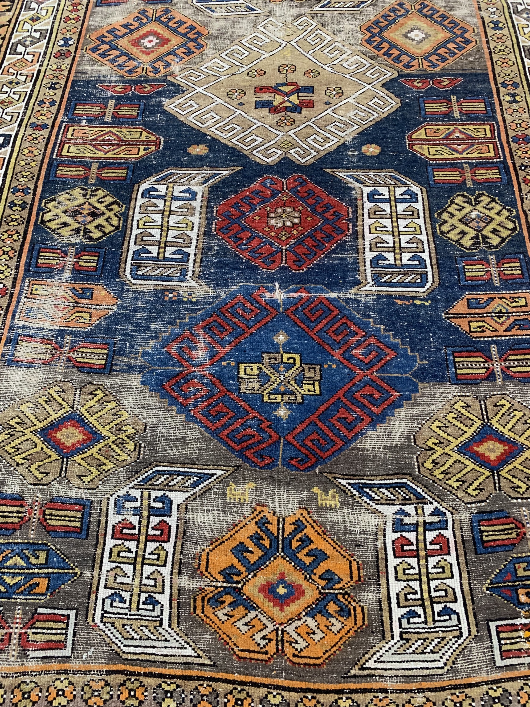 Detail c: Karabagh antik, Turkmenistan, 19.Jhd, Wolleauf Wolle, ca. 300 x 165 cm, EHZ: 4(Risse & Löcher)