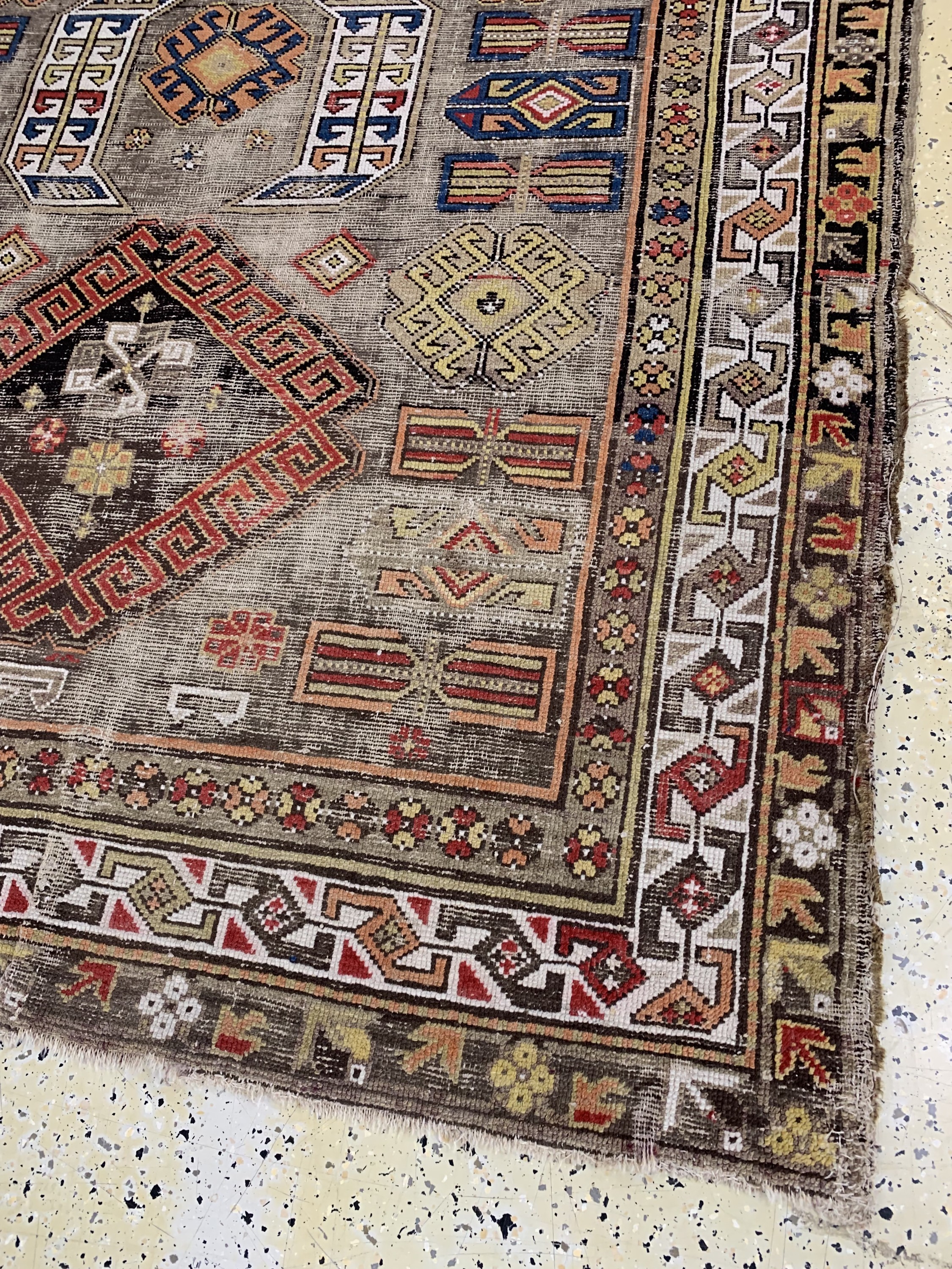 Detail d: Karabagh antik, Turkmenistan, 19.Jhd, Wolleauf Wolle, ca. 300 x 165 cm, EHZ: 4(Risse & Löcher)