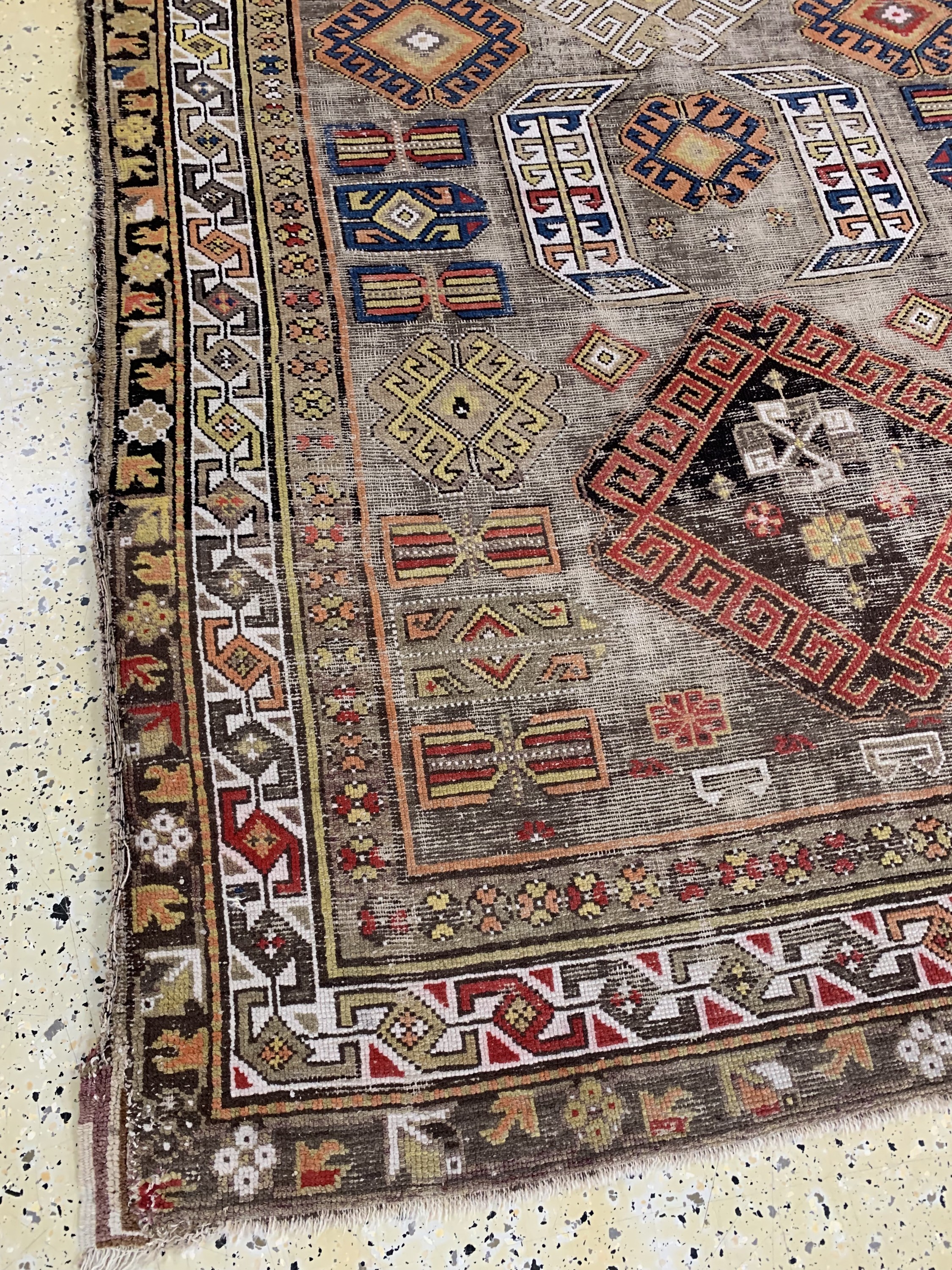 Detail e: Karabagh antik, Turkmenistan, 19.Jhd, Wolleauf Wolle, ca. 300 x 165 cm, EHZ: 4(Risse & Löcher)
